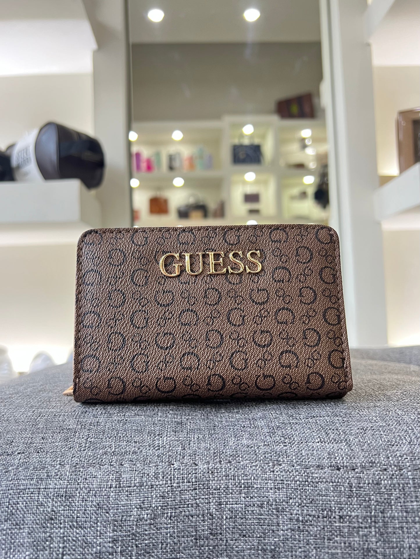 cartera Guess cafe estampada