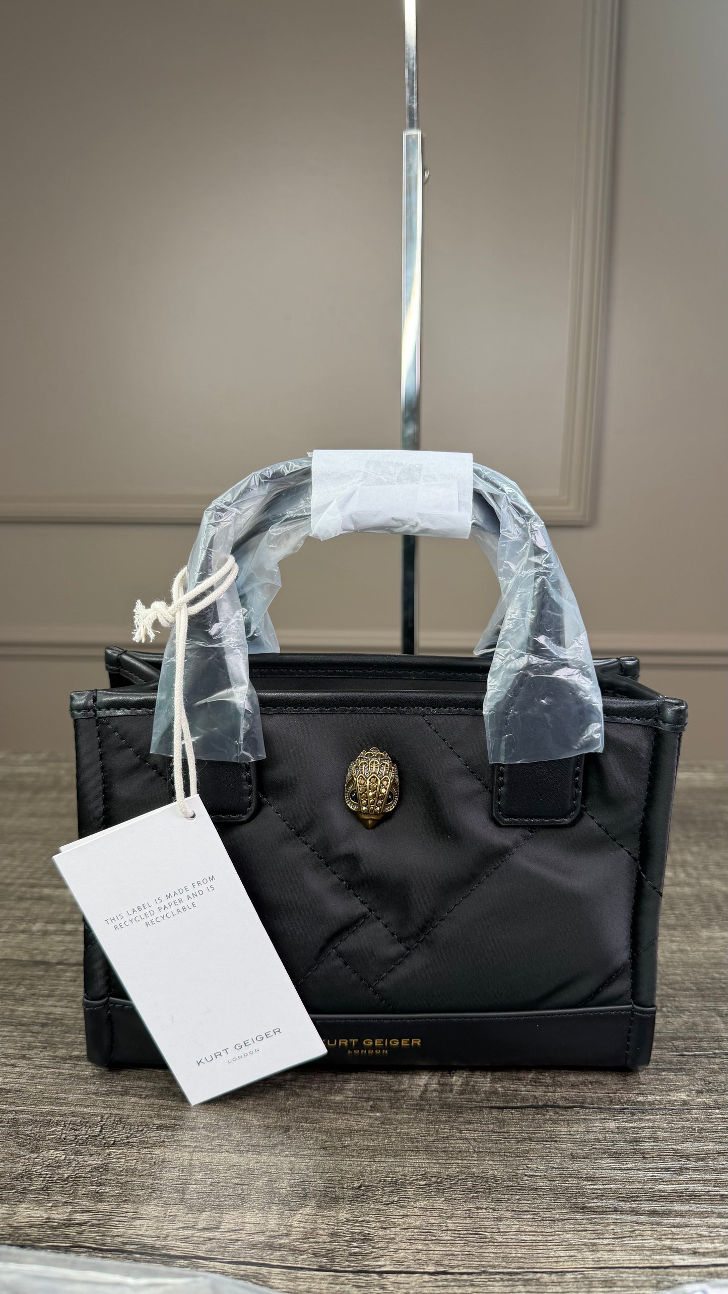 Bolsa Kurt Geiger negra con dorado chica