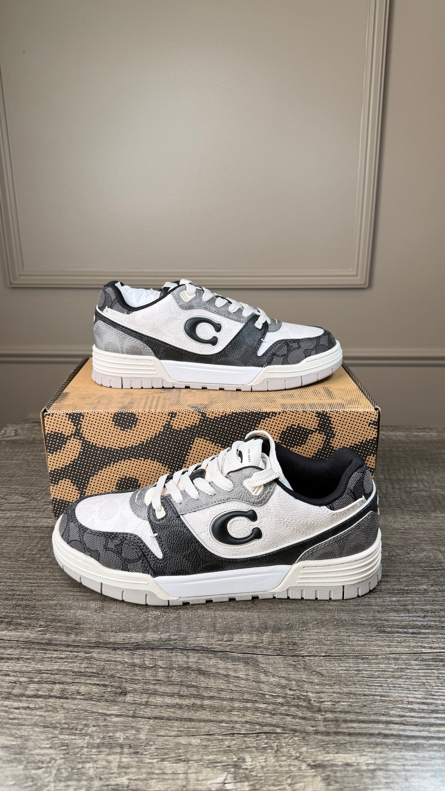 Teni Coach negro con blanco