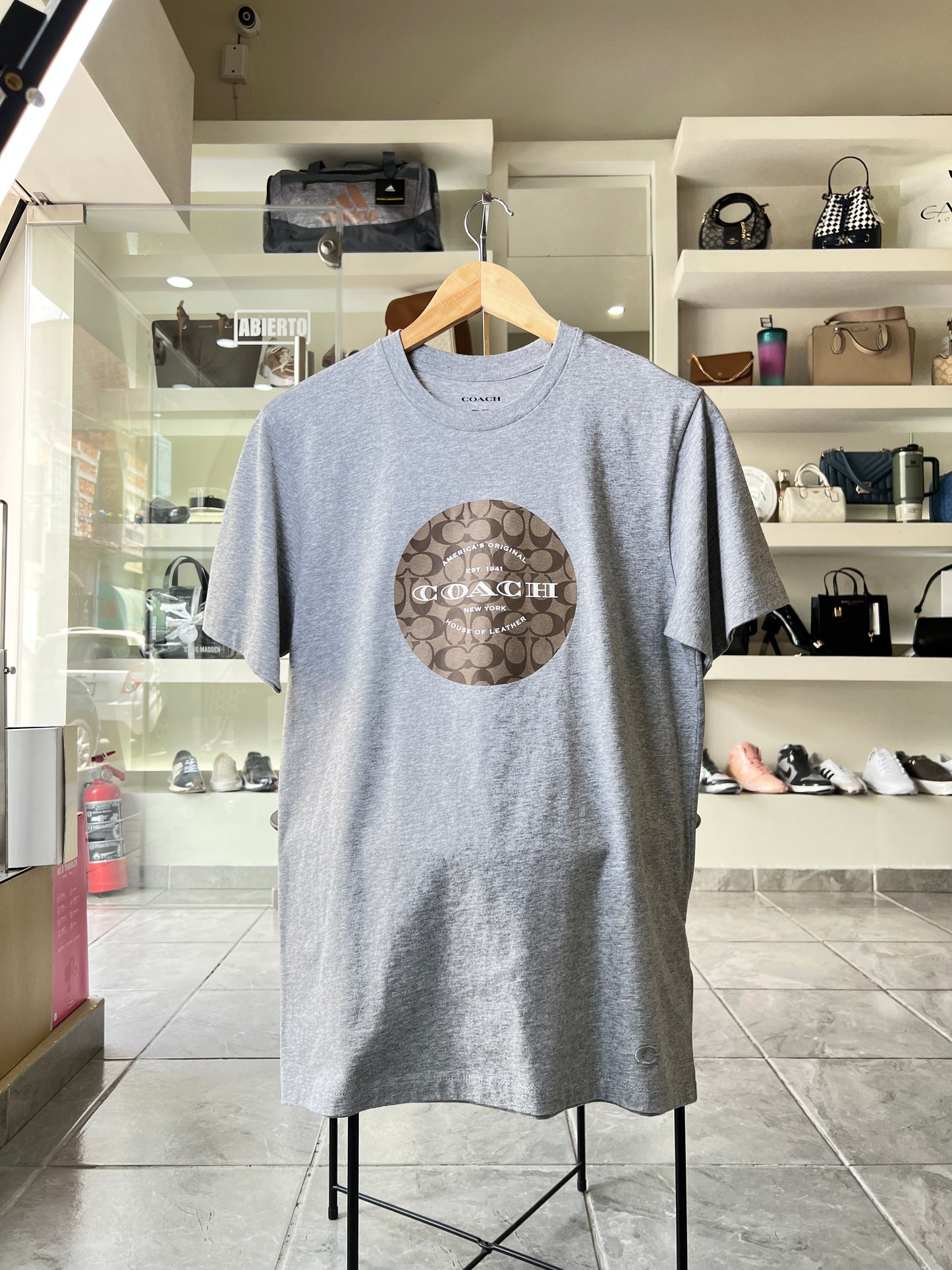 Playera Coach gris circulo cafe estampado al Centro