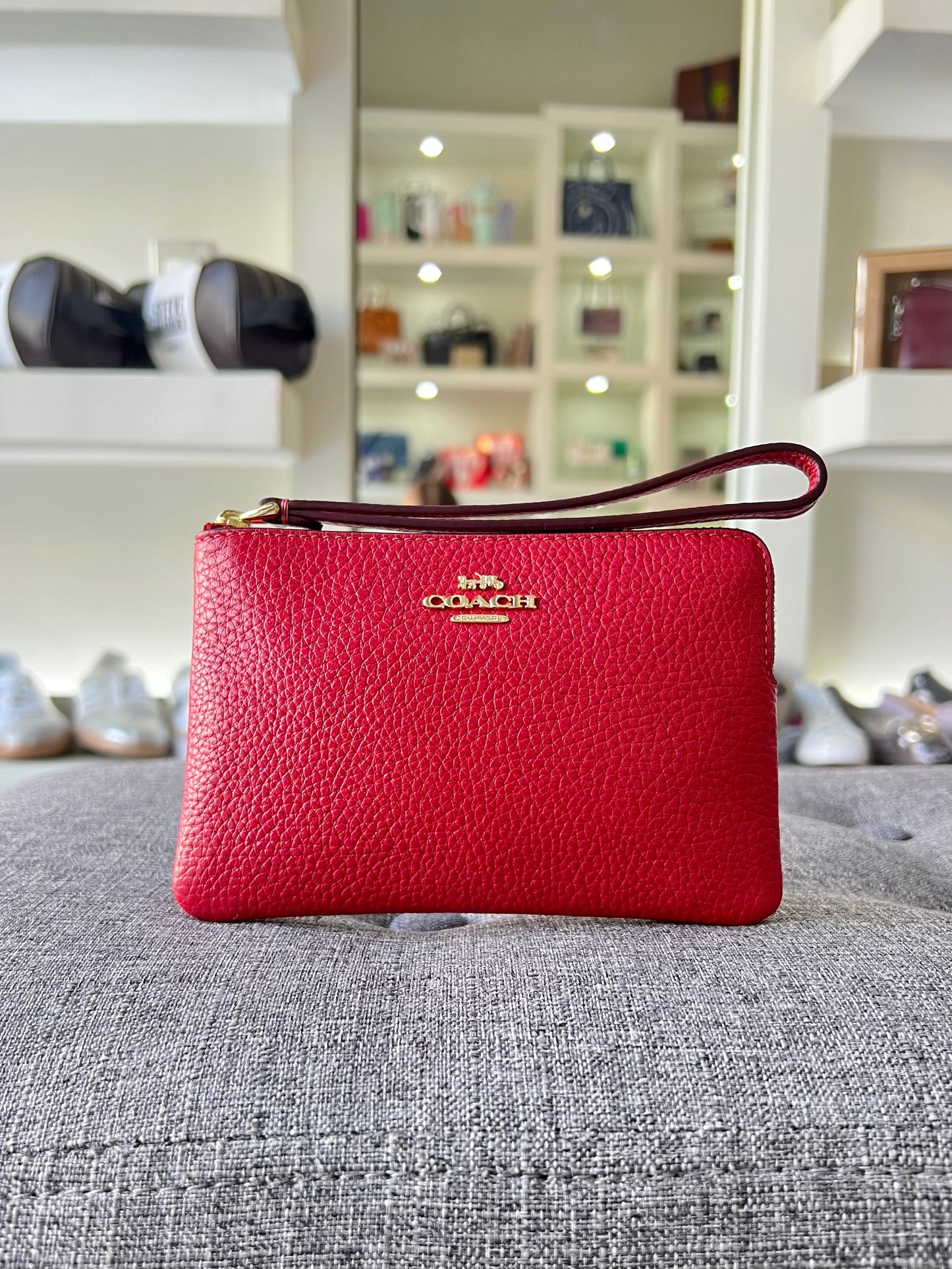 Muñequera roja Coach chica lisa