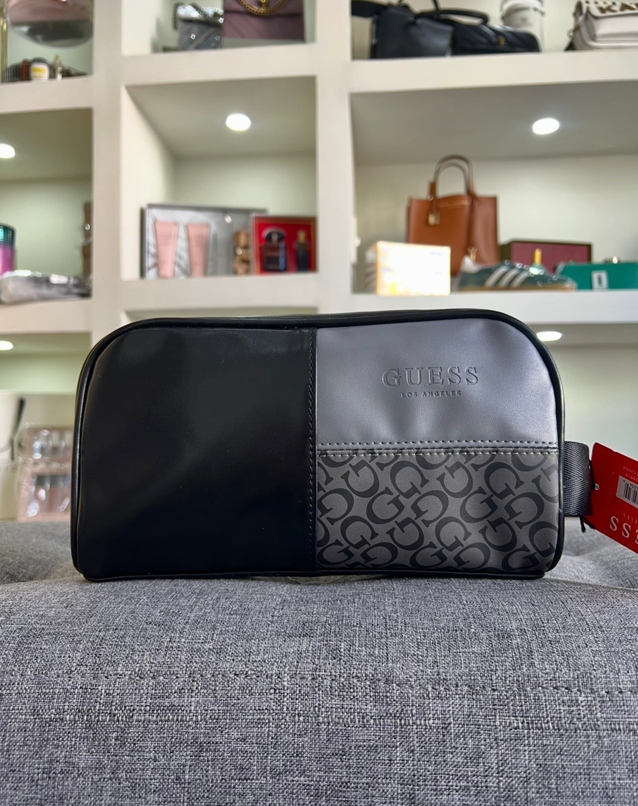 Sobaquera Guess negra estampada