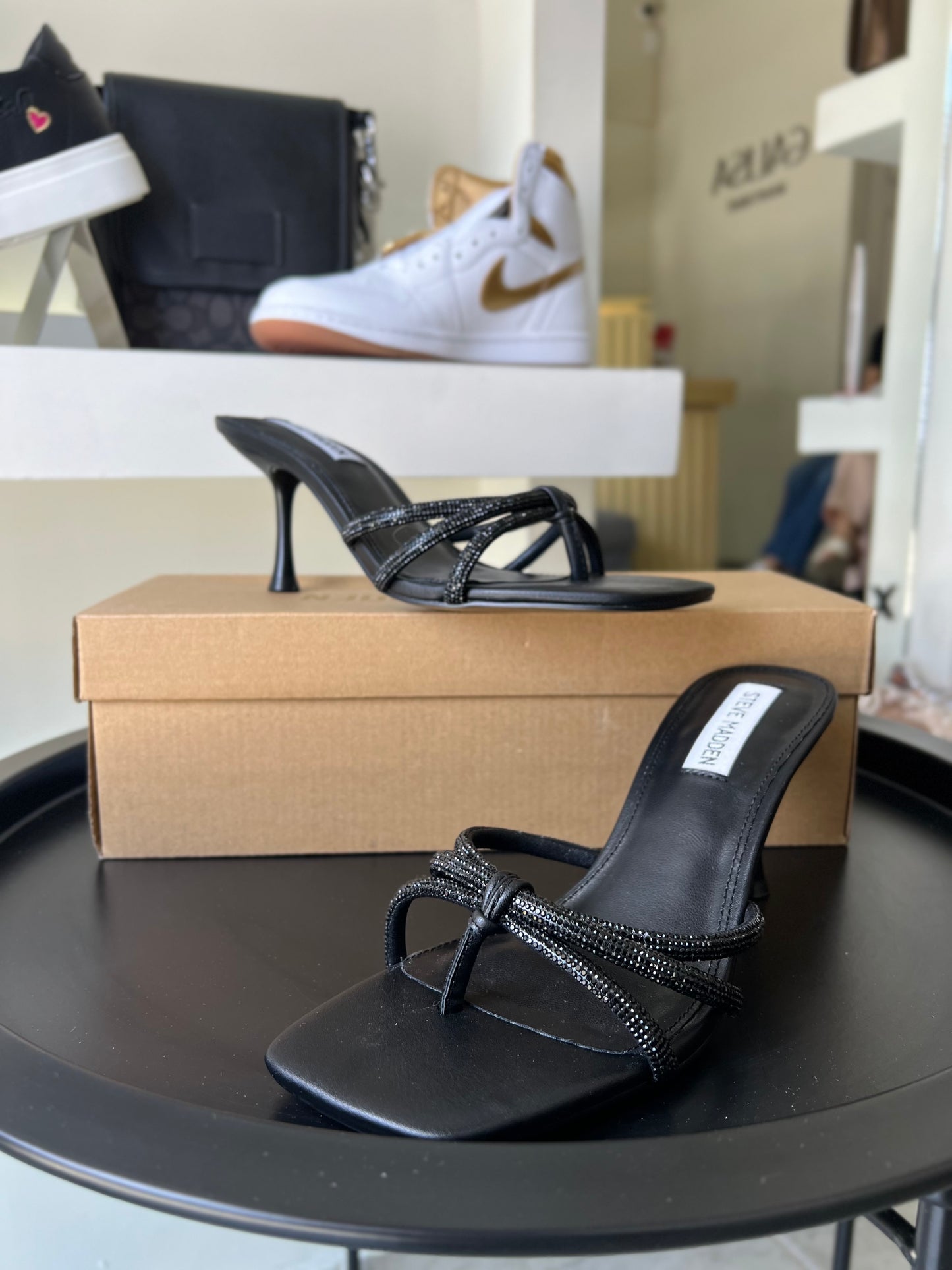 Sandalia Steve Madden negra tacon Jazz