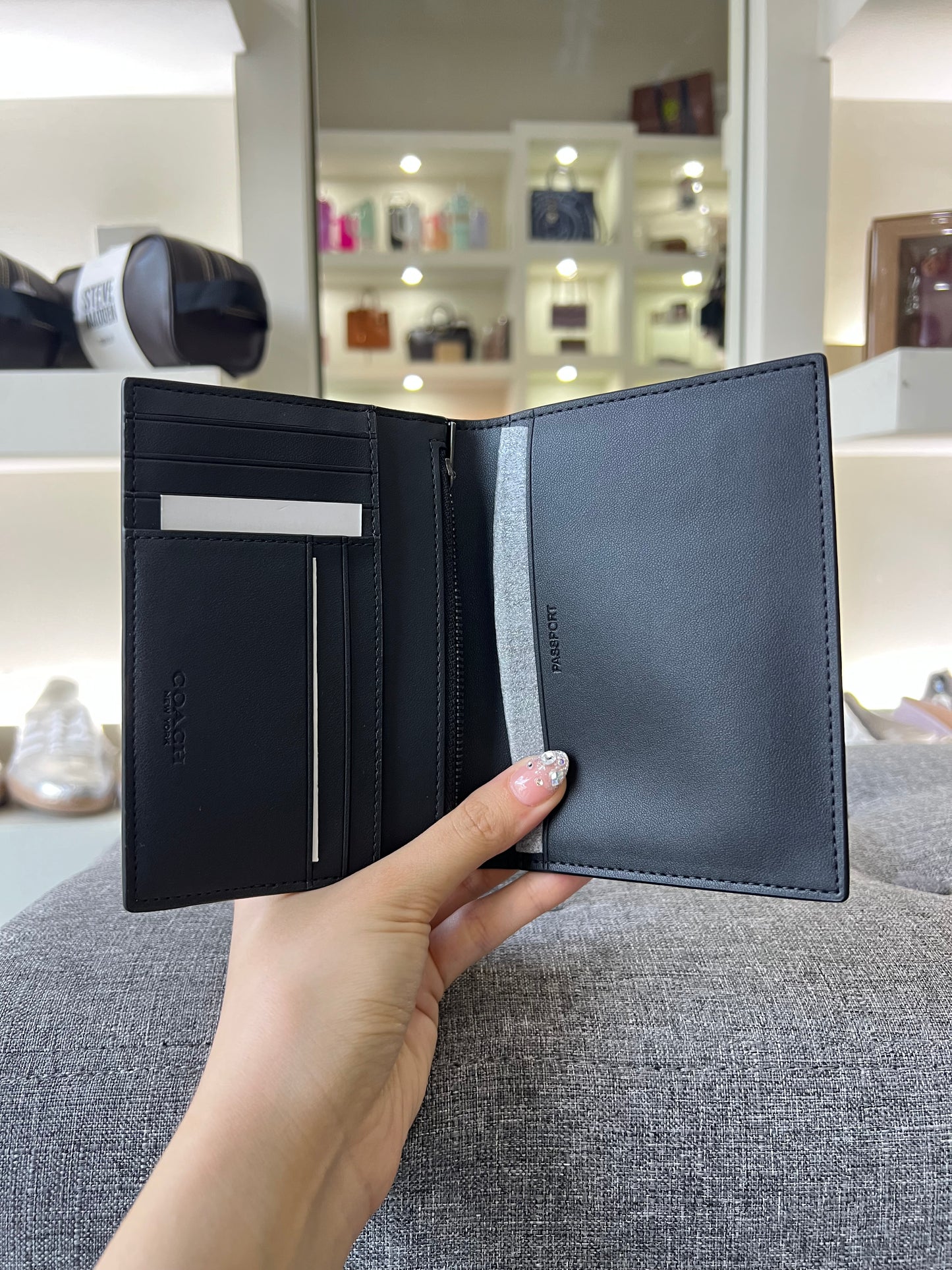 Funda de pasaporte Coach negra estampada