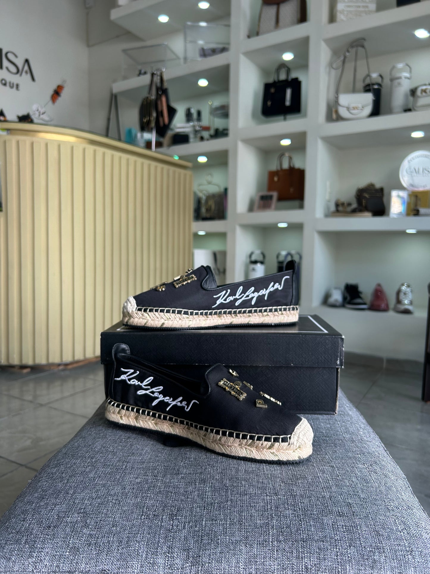 Espadrille flat Karl Lagerfeld negra pins dorados
