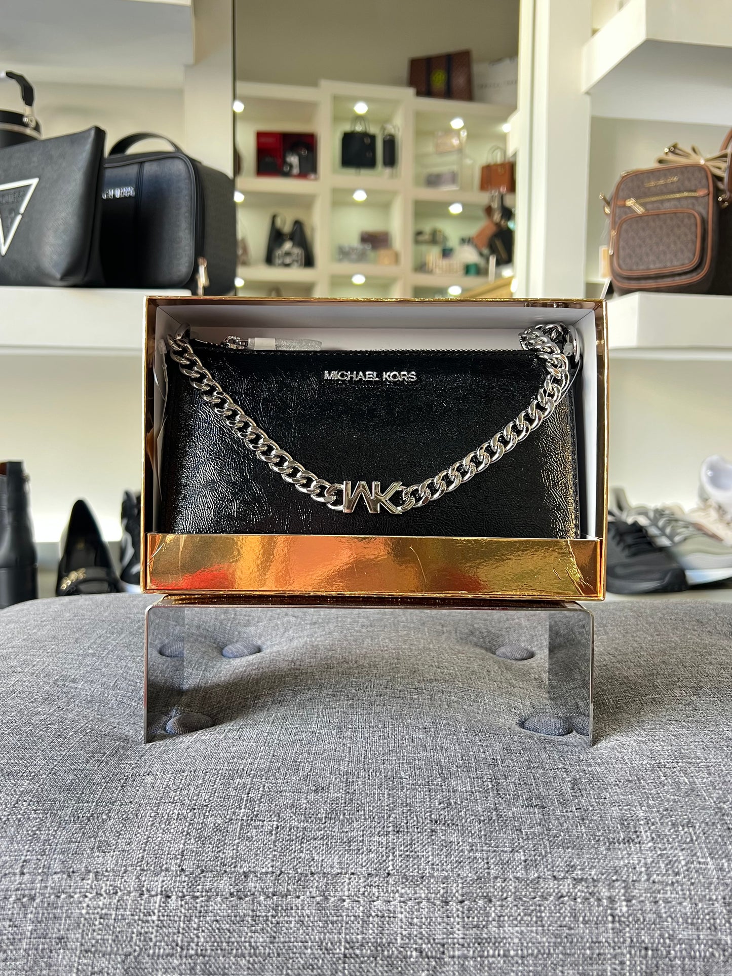 Bolsa chica Michael kors negra charol