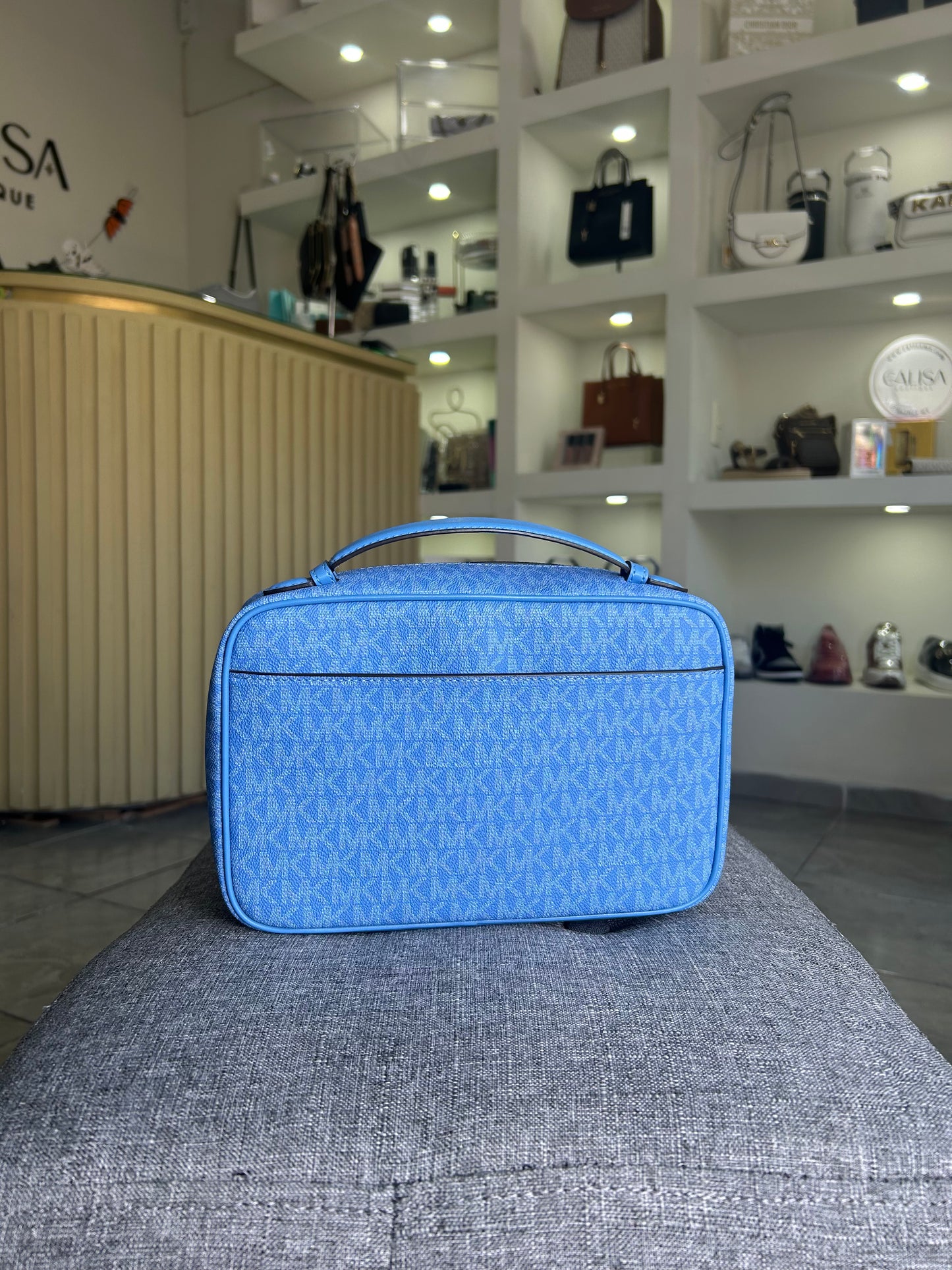 Cosmetiquera michael kors azul estampada