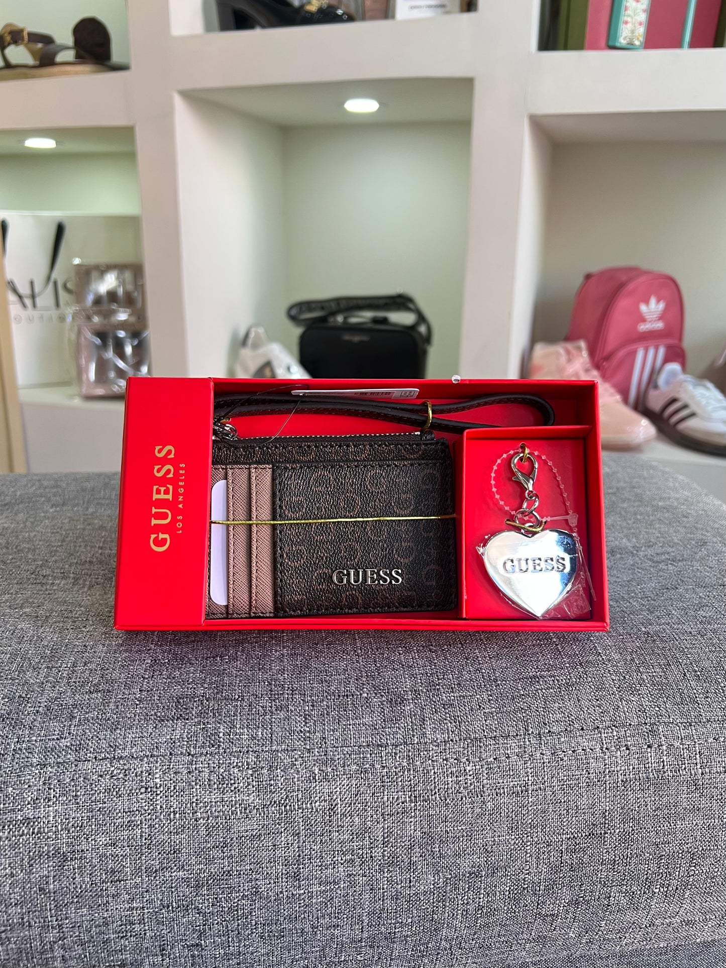 Cartera tarjetero Guess cafe estampada