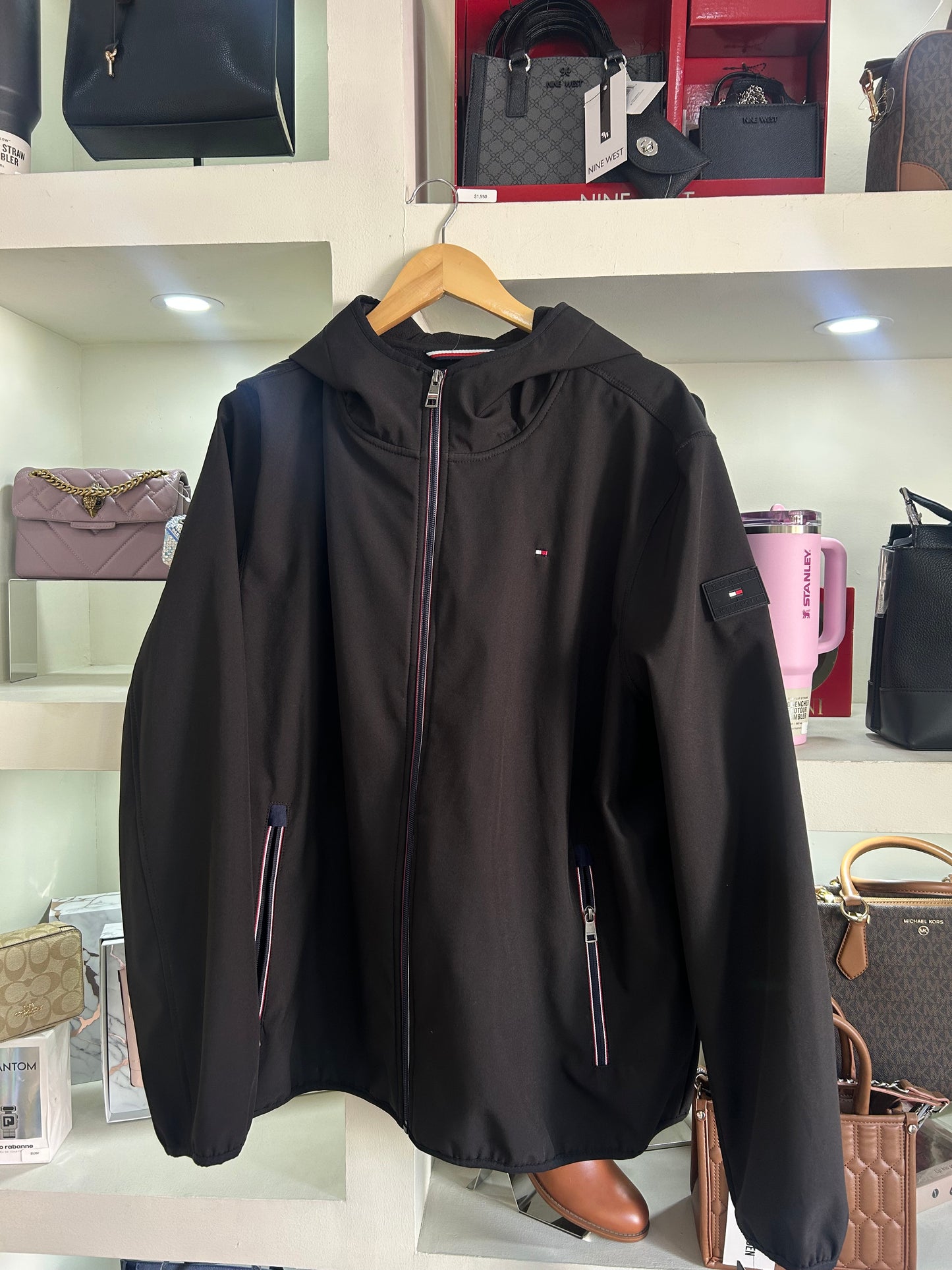 Chamarra Tommy Hilfiger negra