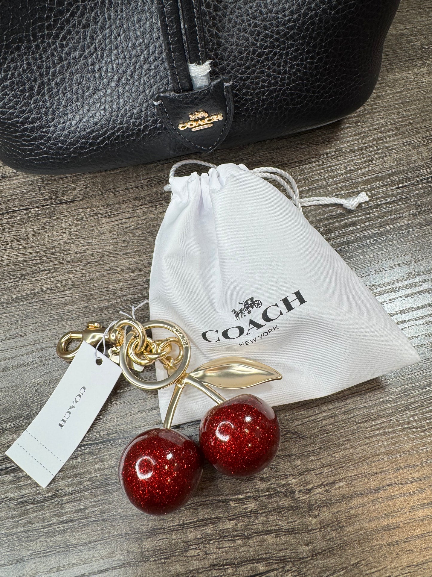 Llavero Coach cereza