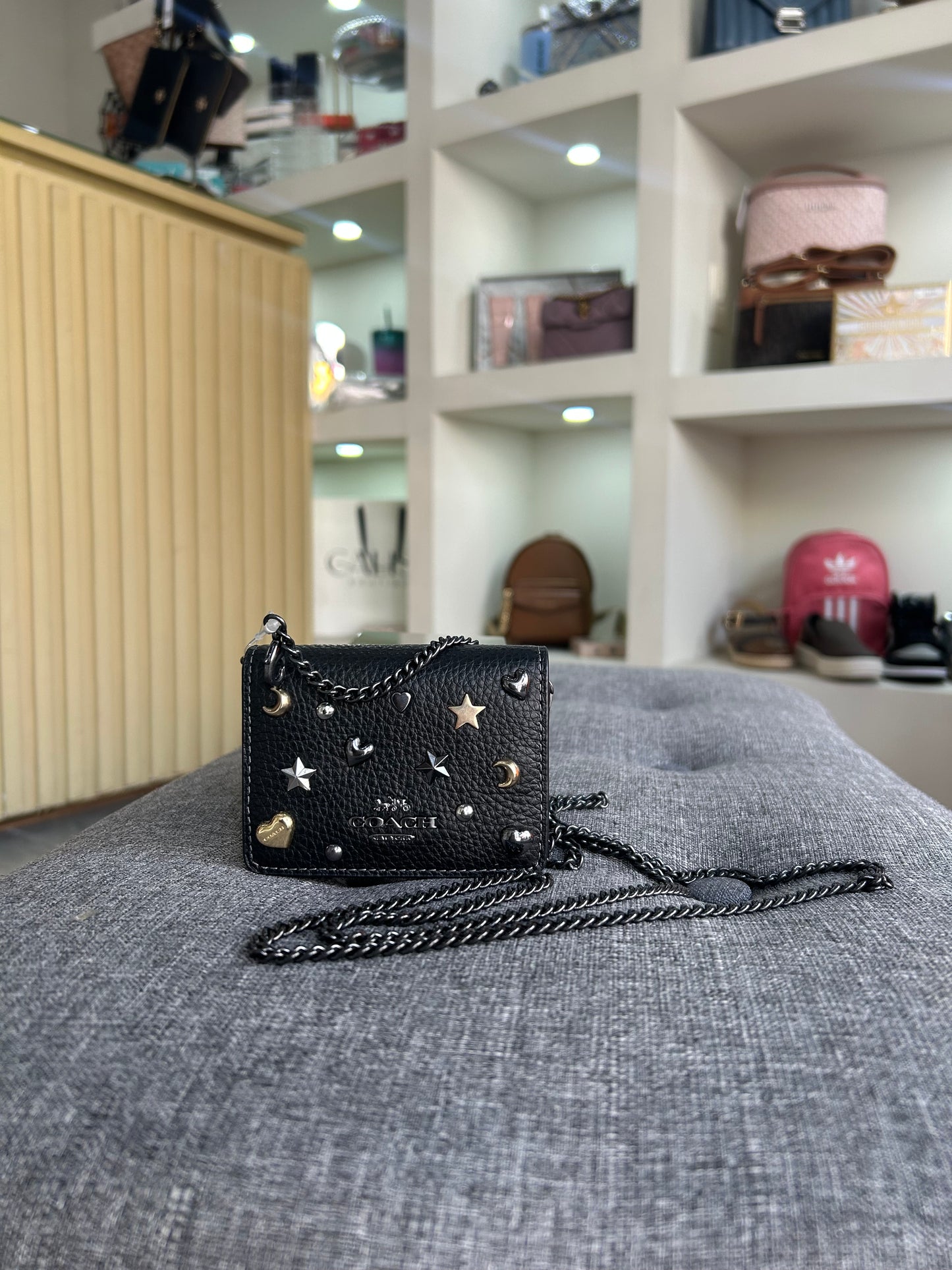 Micro crossbody coach negra con estoperoles