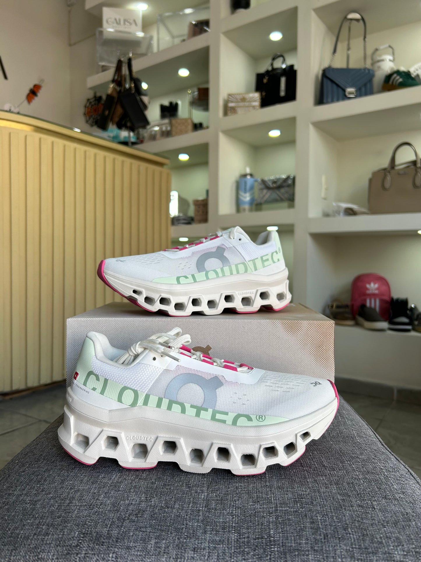 Teni on running blanco con rosa cloudmonster