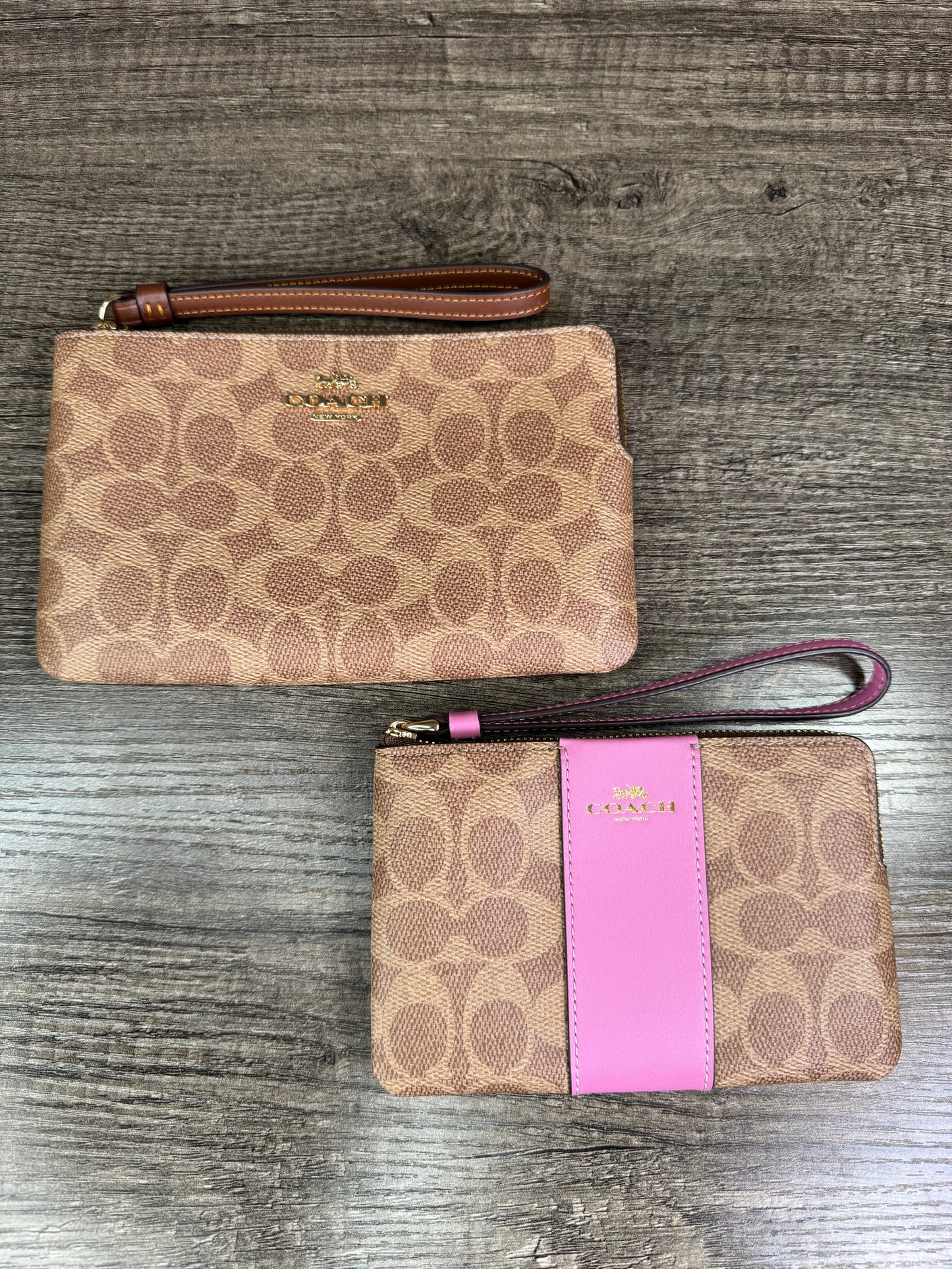 Muñequera Coach estampado grande un cierre