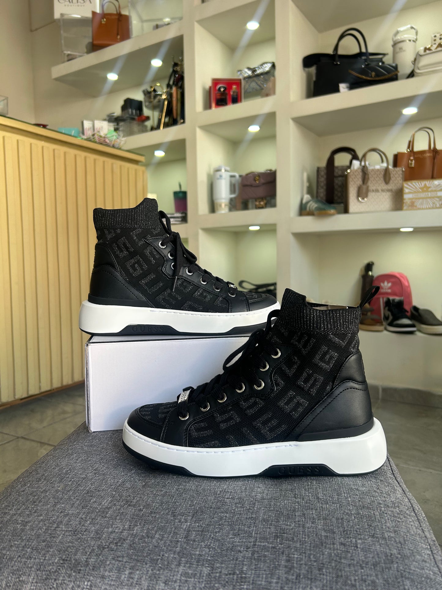 Teni guess negro alto estampado