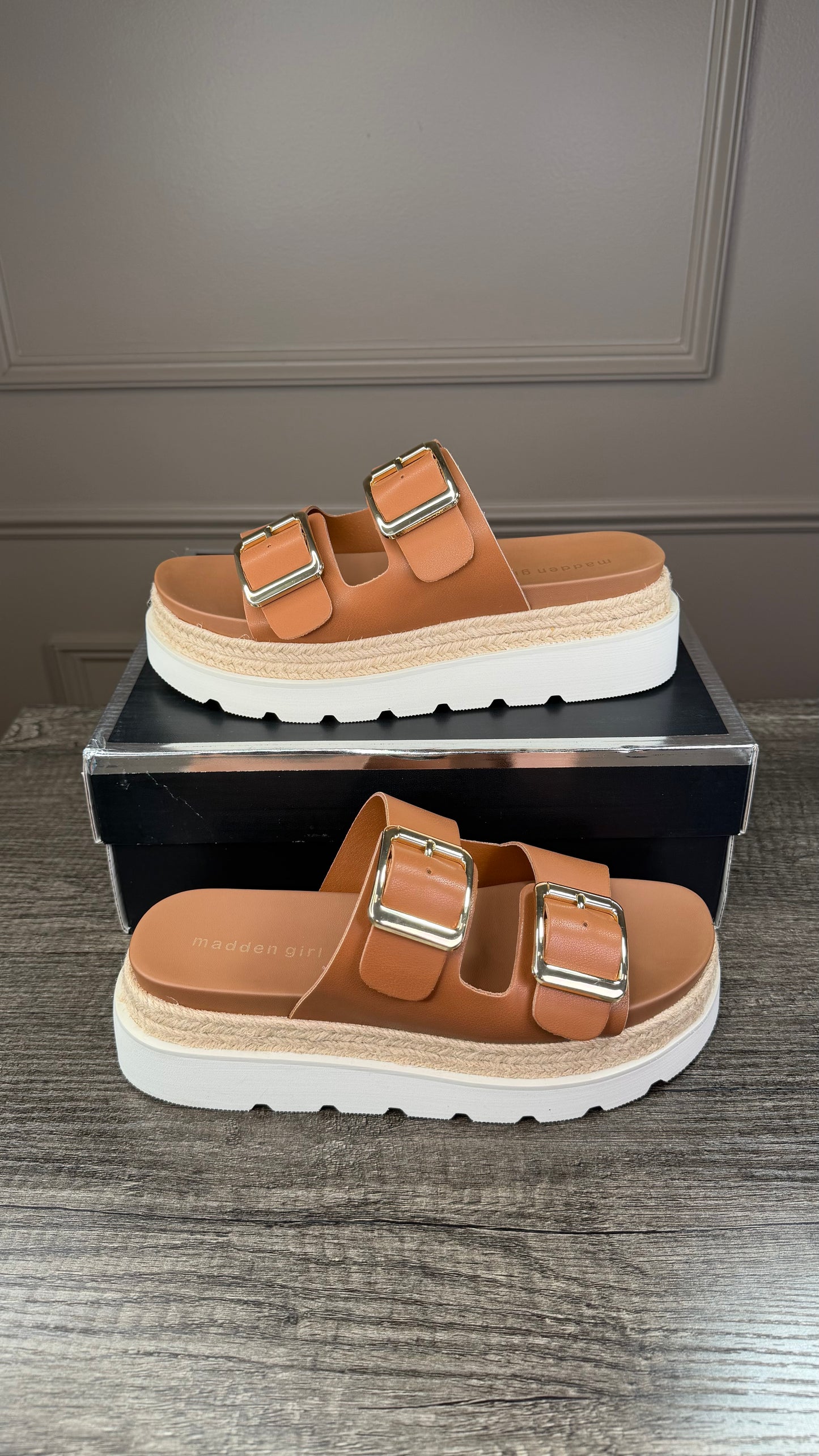 Sandalia Steve Madden “madden girl” color caramel