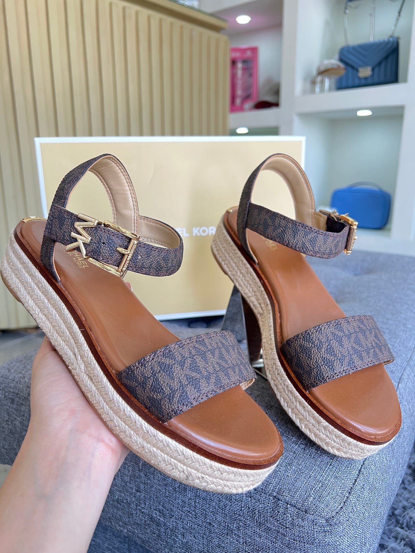 Sandalia Michael Kors cafe estampada