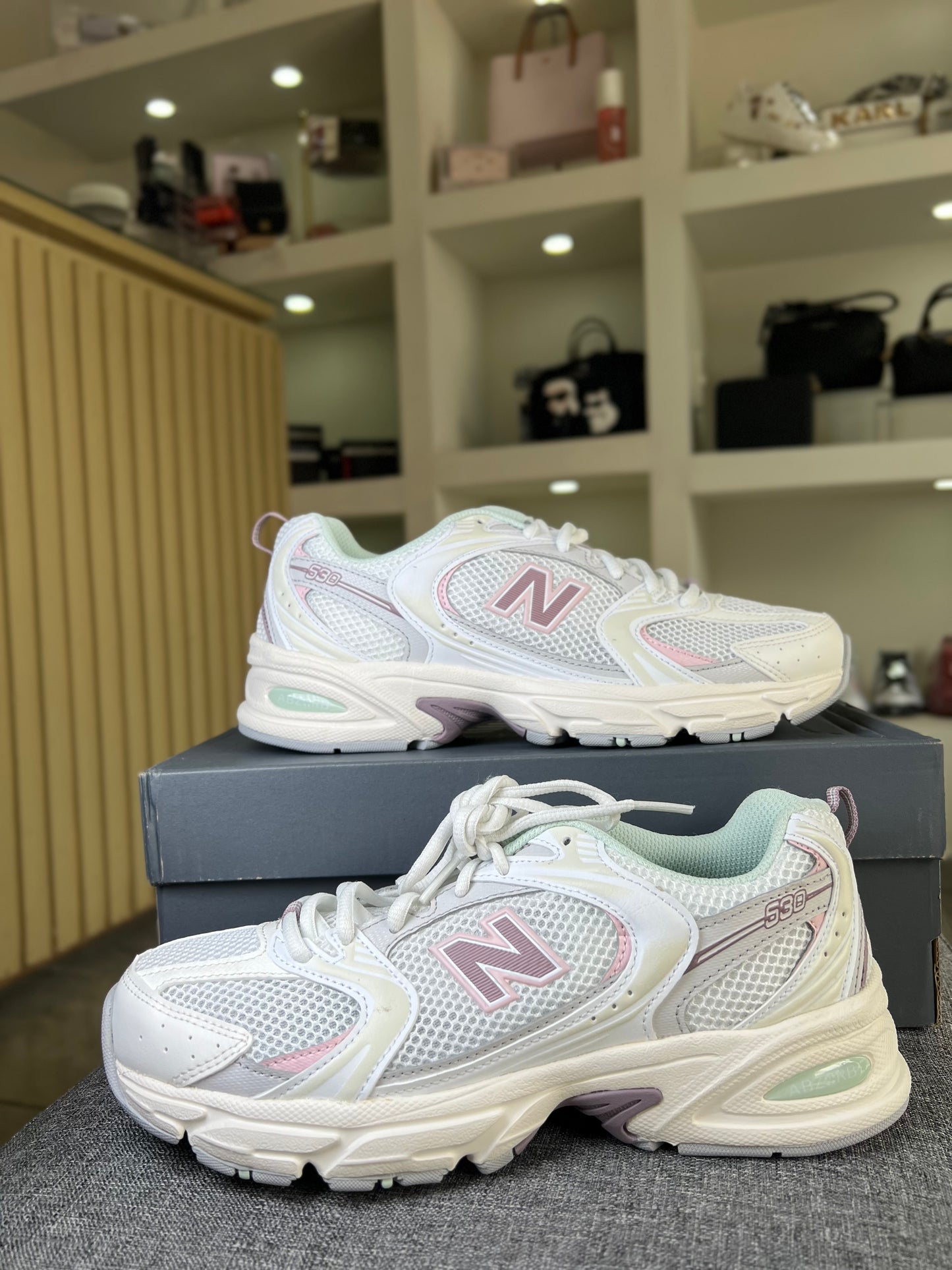 Teni New Balance 530 white purple colores pasteles