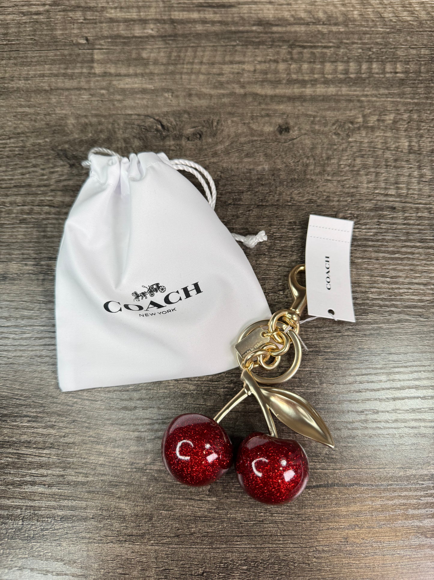 Llavero Coach cereza