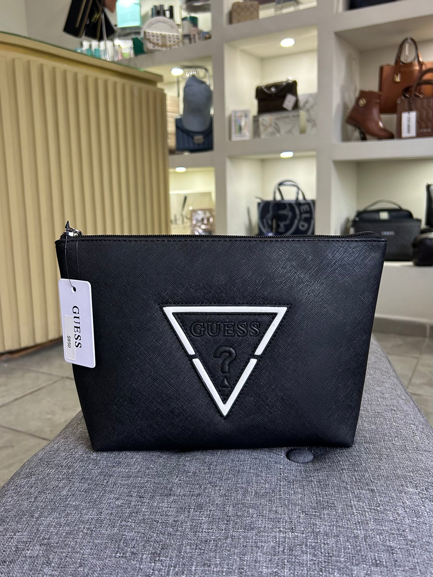 Cosmetiquera guess negra estampada