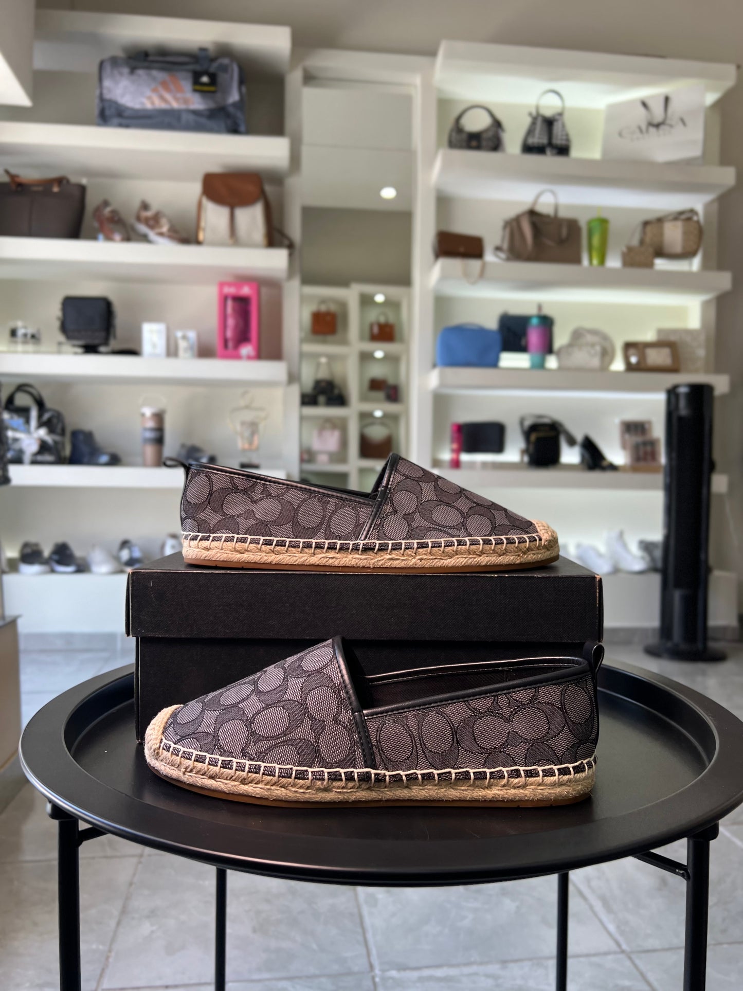 Espadrille Coach estampado negro.