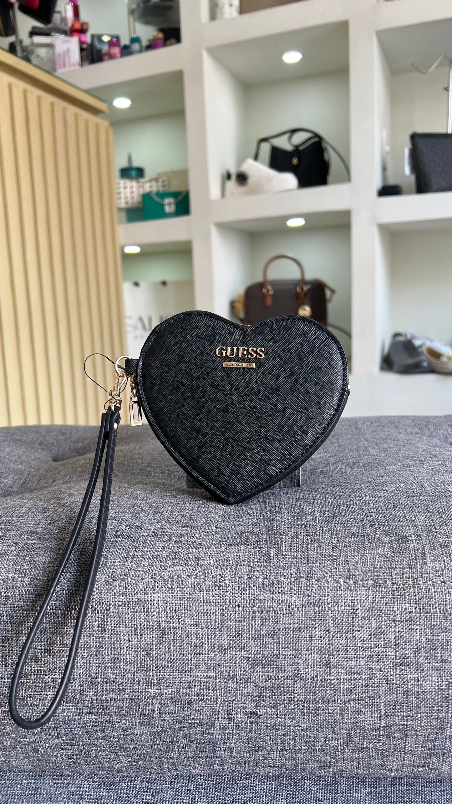 Cartera muñequera corazón negra guess