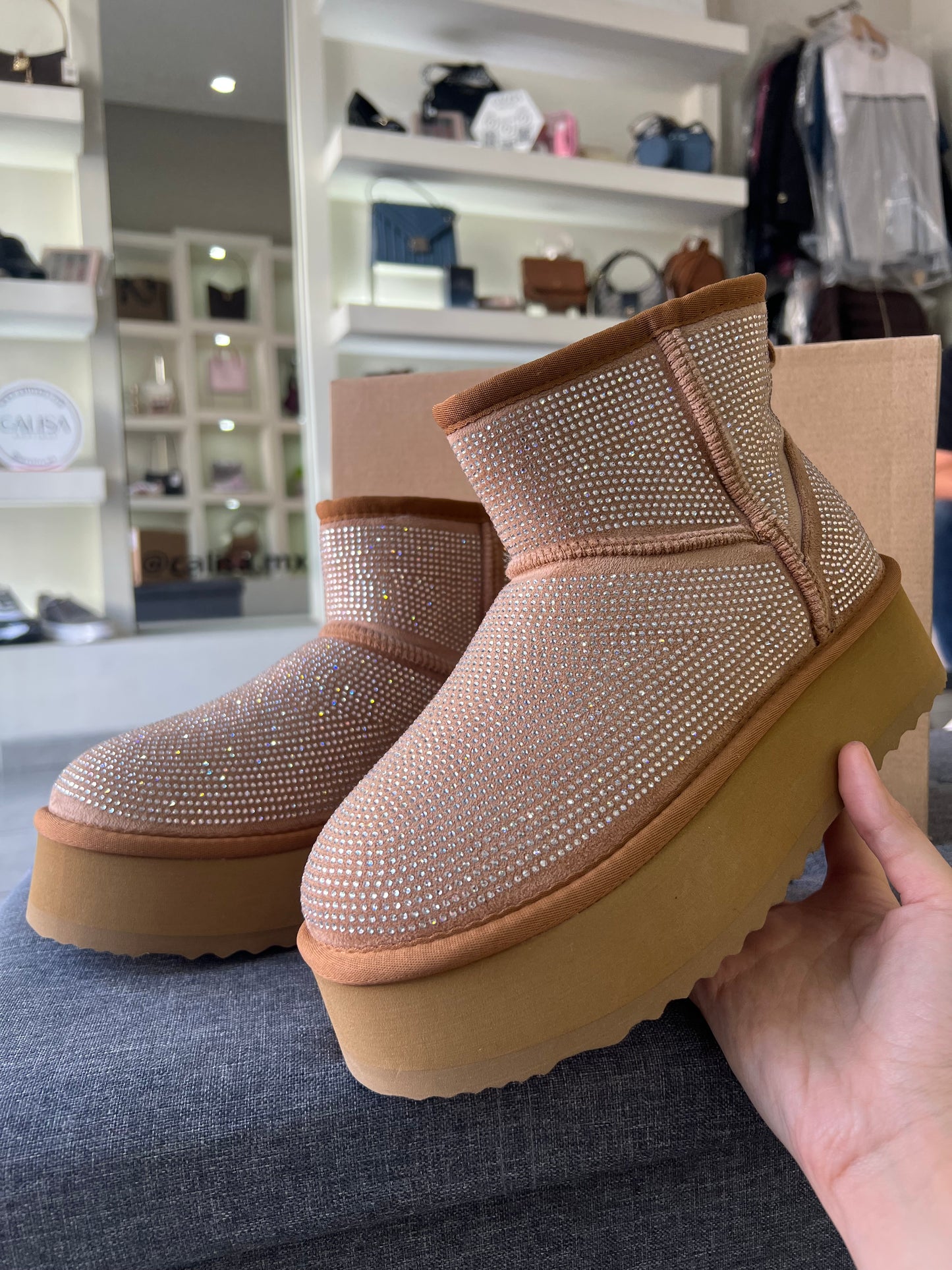 Bota Steve Madden beige brillos plateados