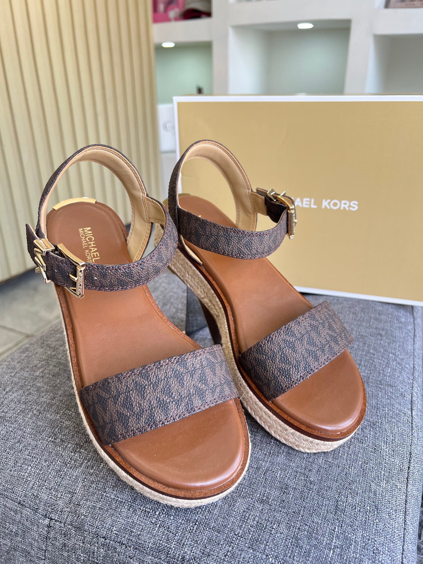 Sandalia Michael Kors cafe estampada