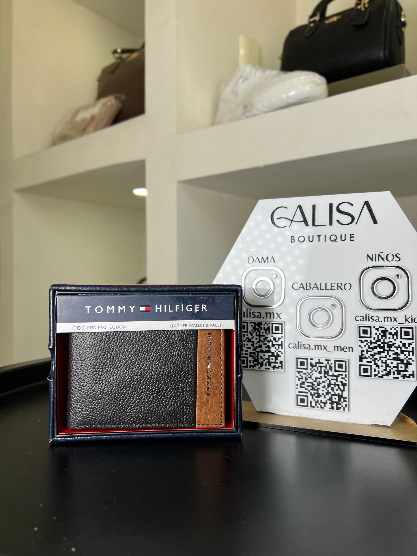 Cartera Tommy Hilfiger negra con cafe caballero