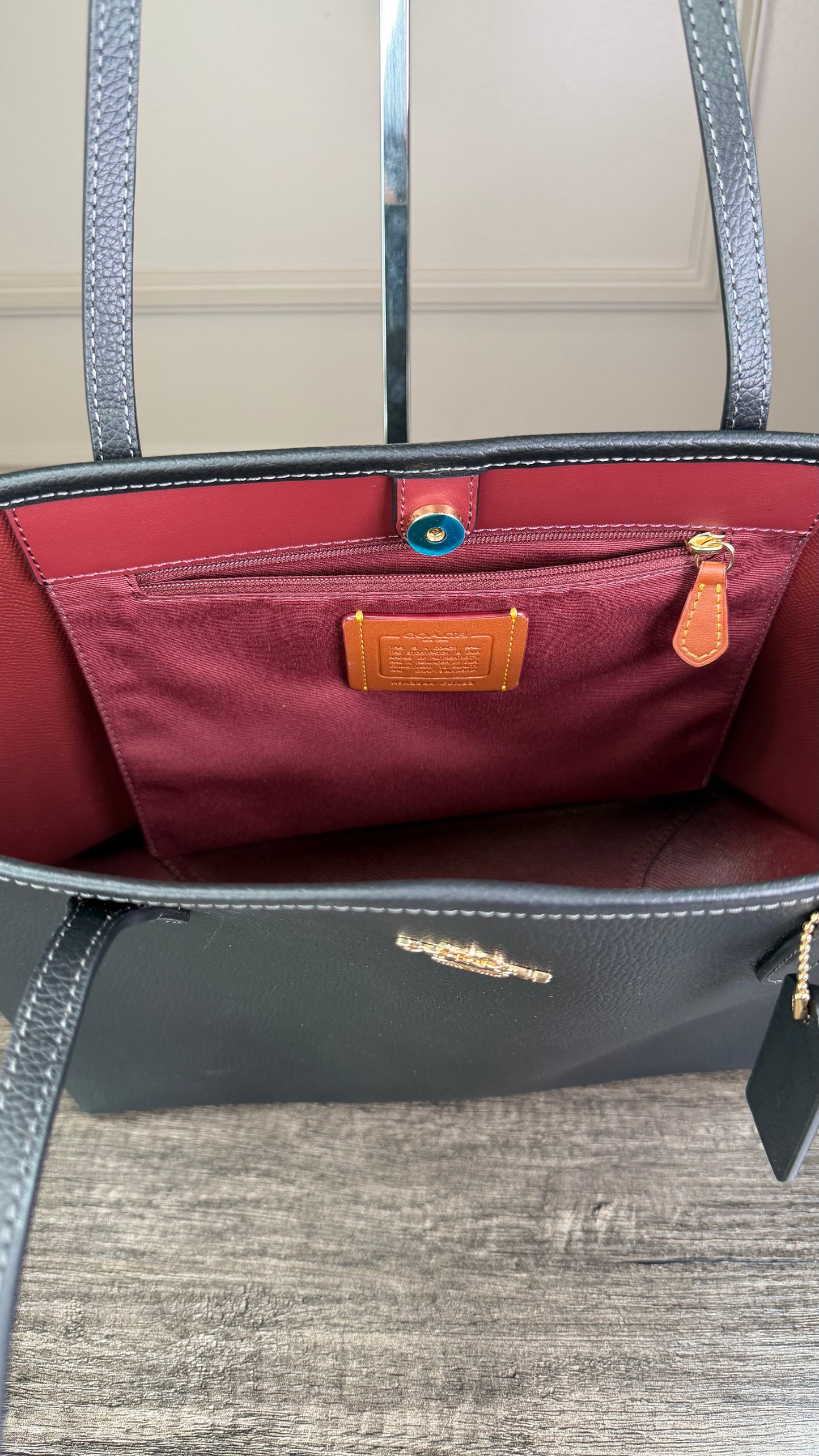 Bolsa Coach negra lisa por dentro roja
