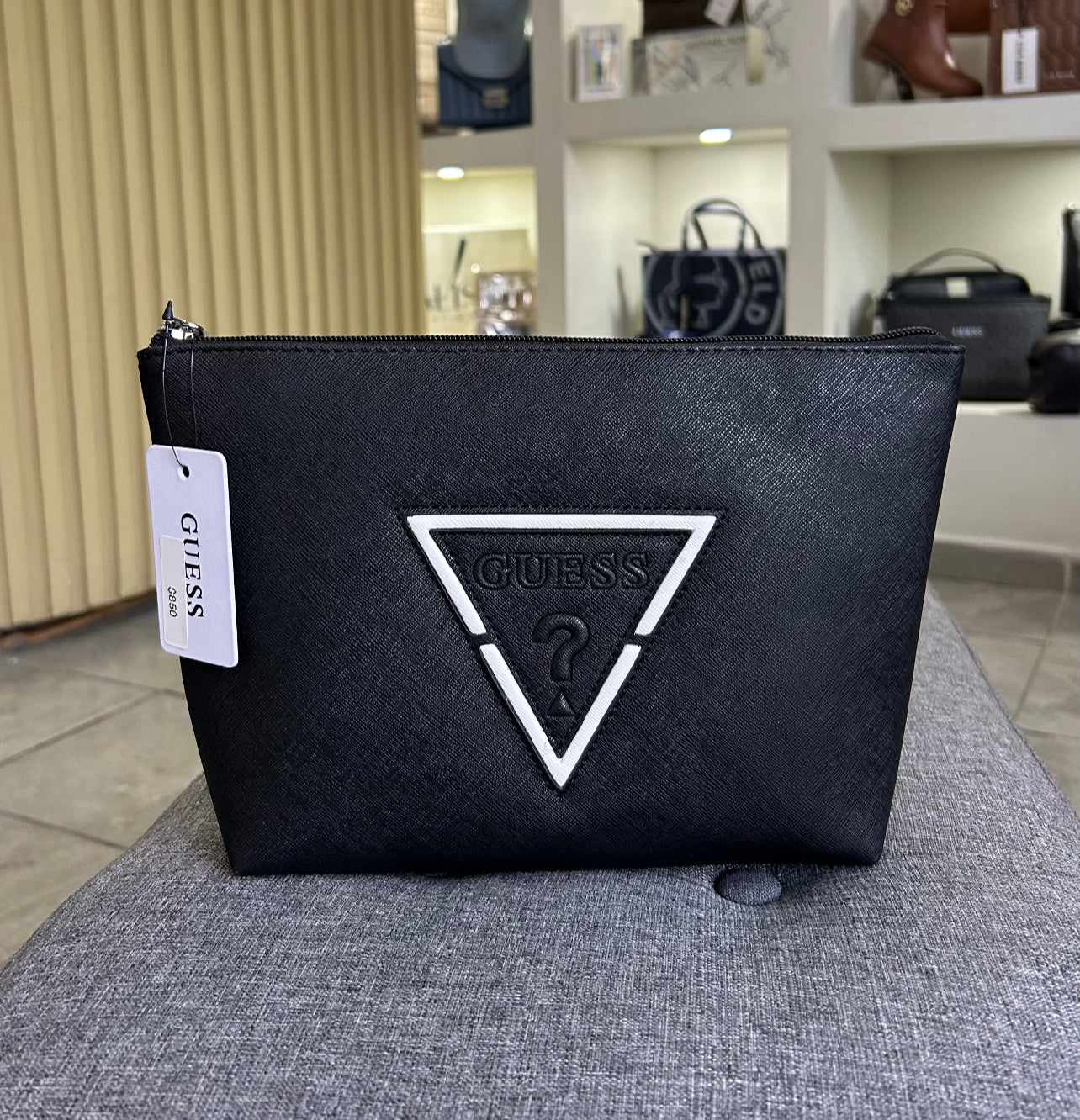 Cosmetiquera guess negra estampada