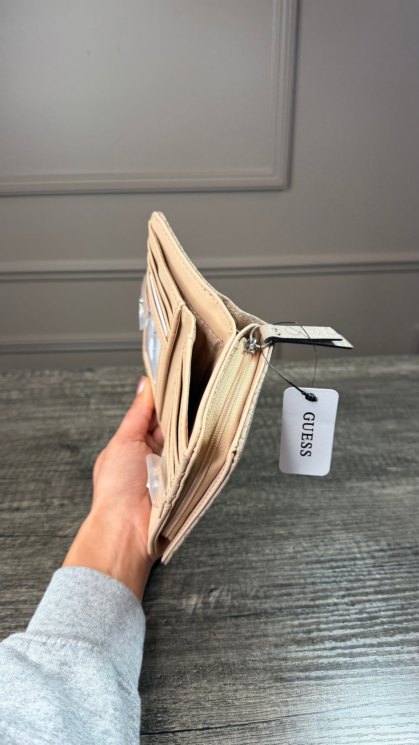 Cartera Guess beige estampada