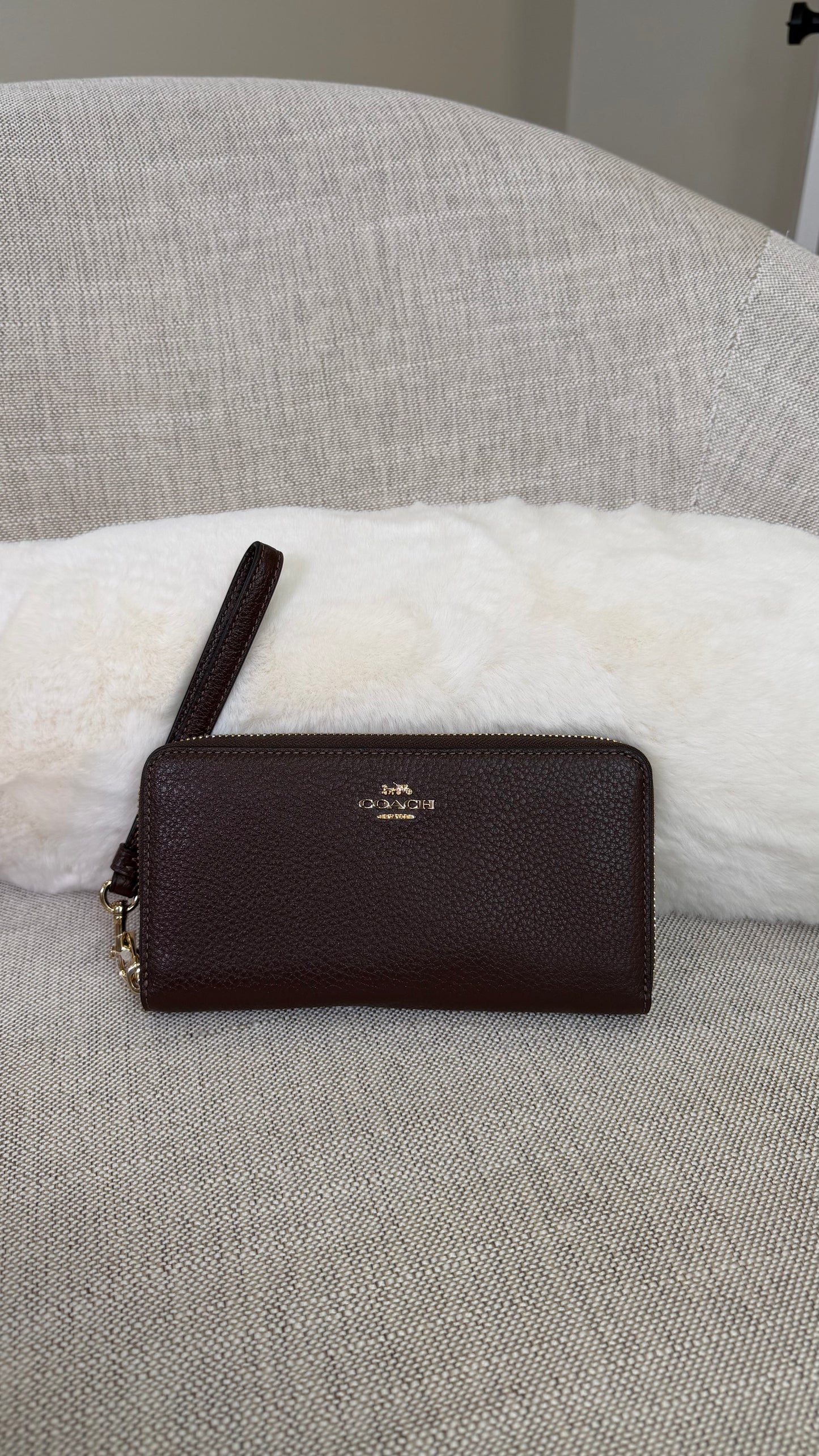 Cartera/muñequera grande Coach cafe maple Lisa