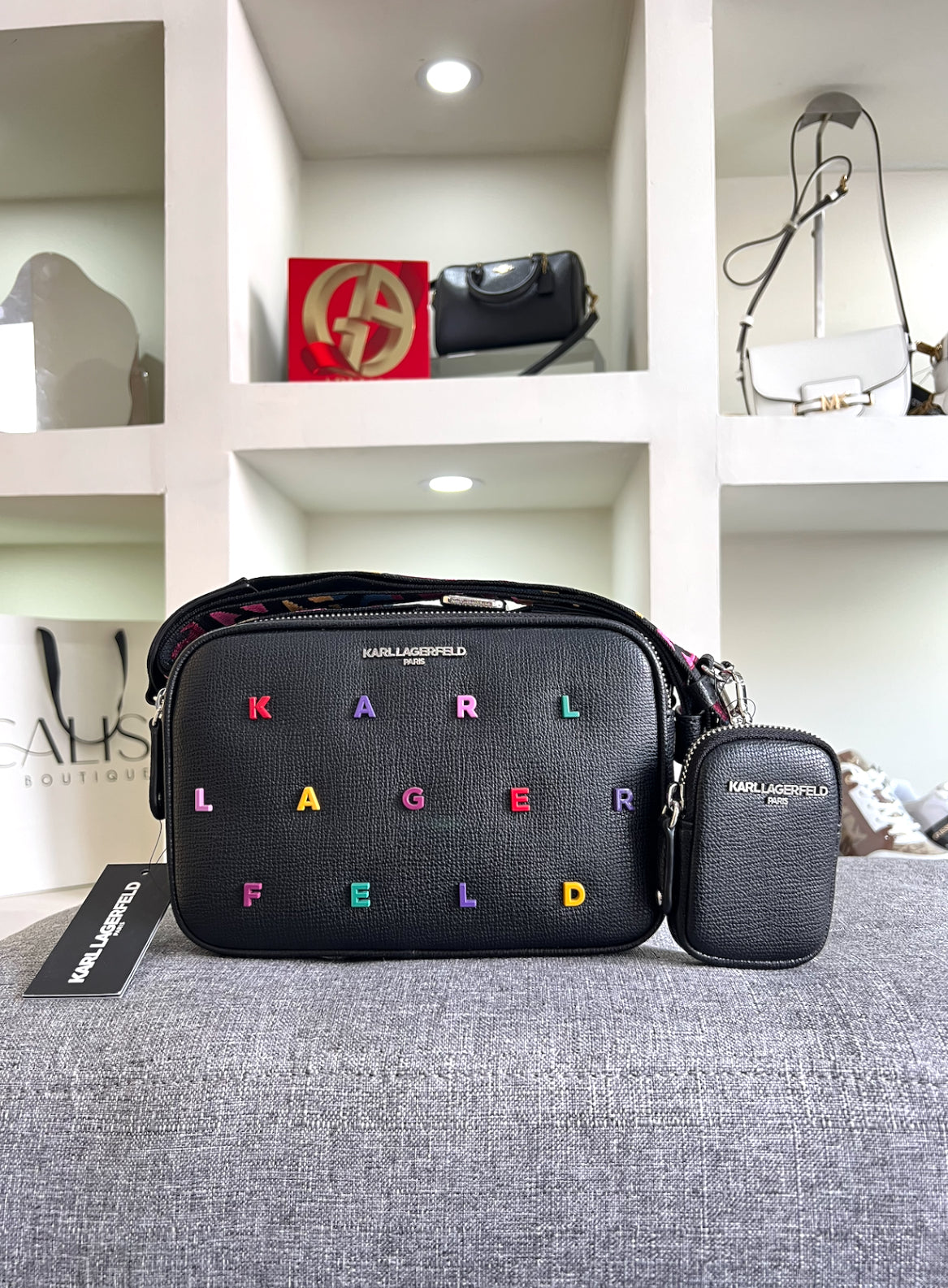 Crossbody Karl Lagerfeld negra letras de colores