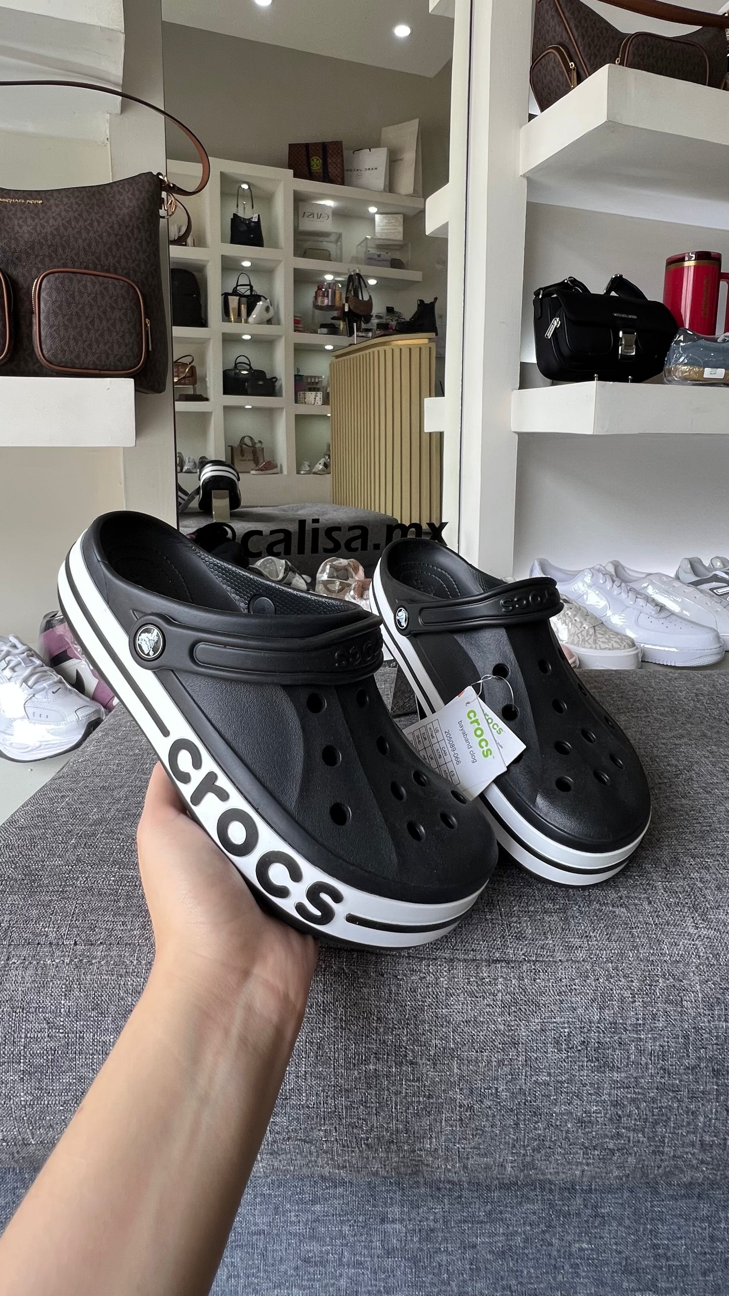 Crocs negros viene amplio