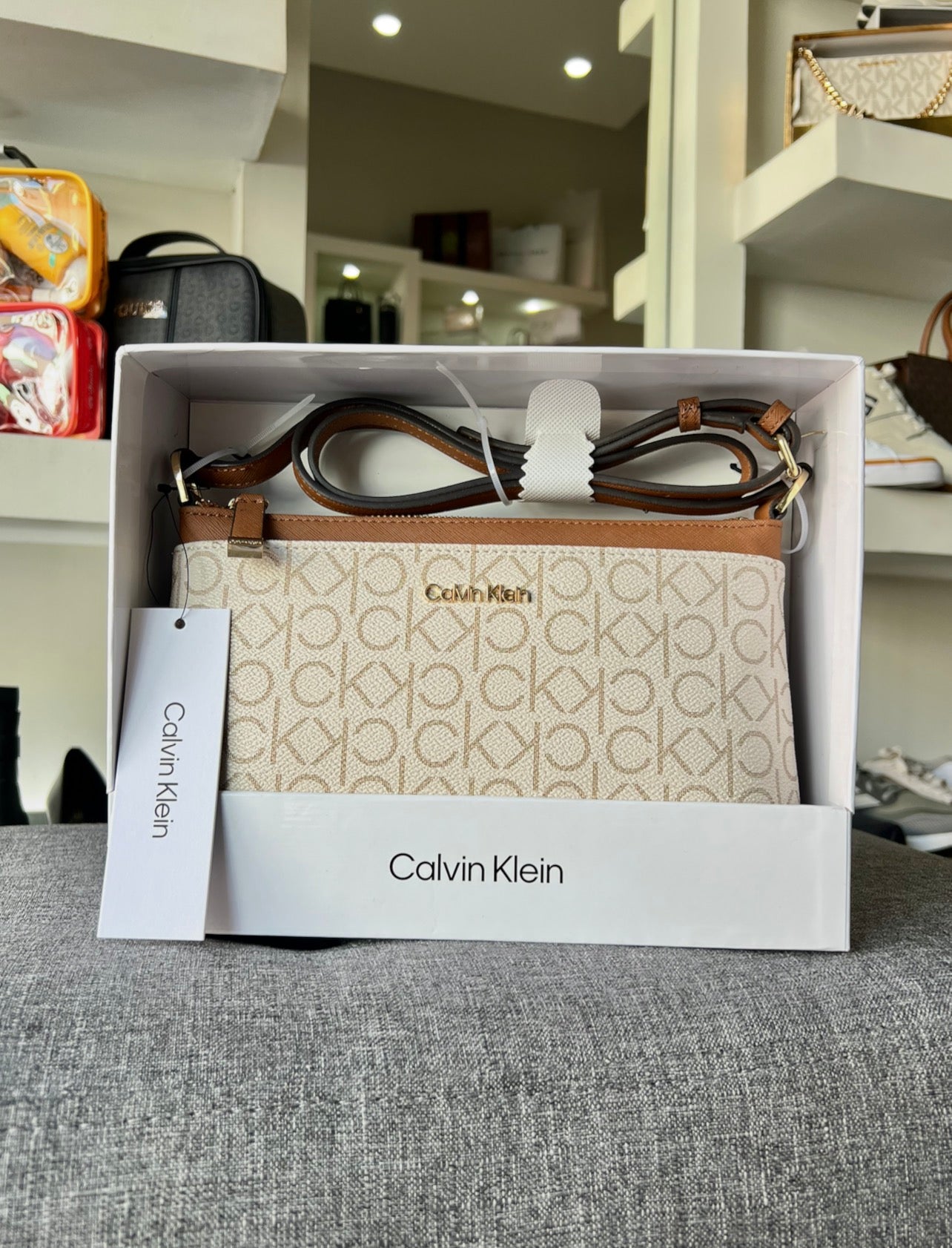 Crossbody Calvin Klein beige estampada