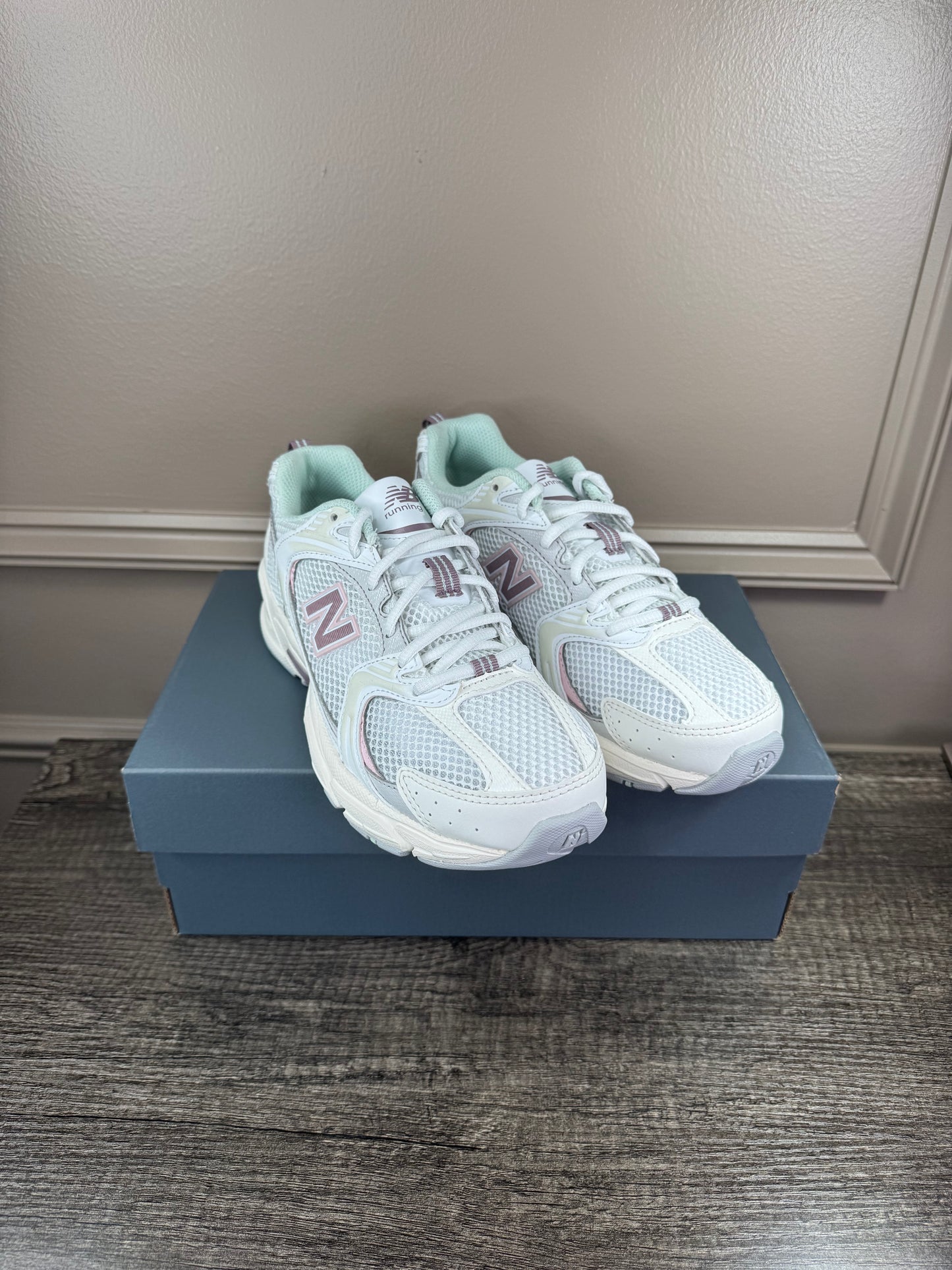 Teni New Balance 530 white purple colores pasteles