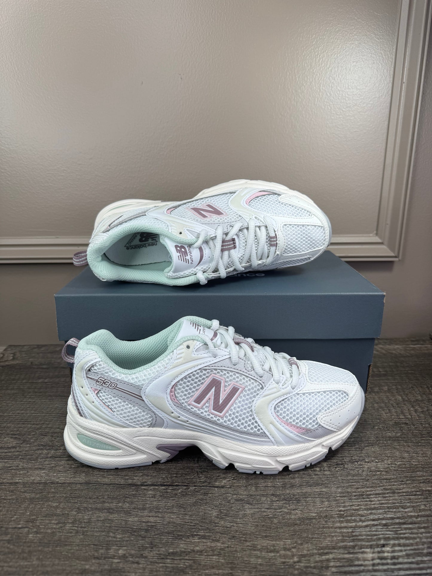 Teni New Balance 530 white purple colores pasteles