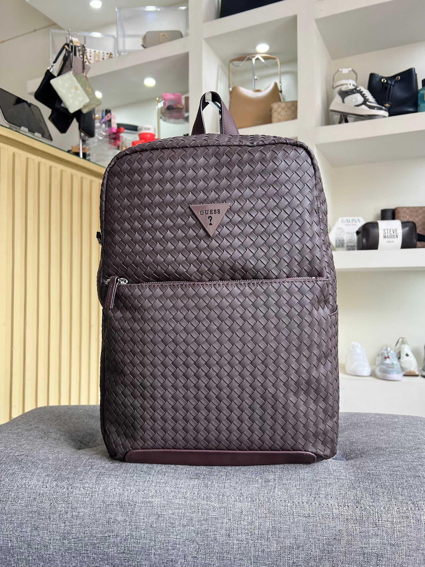 Mochila guess cafe tejida
