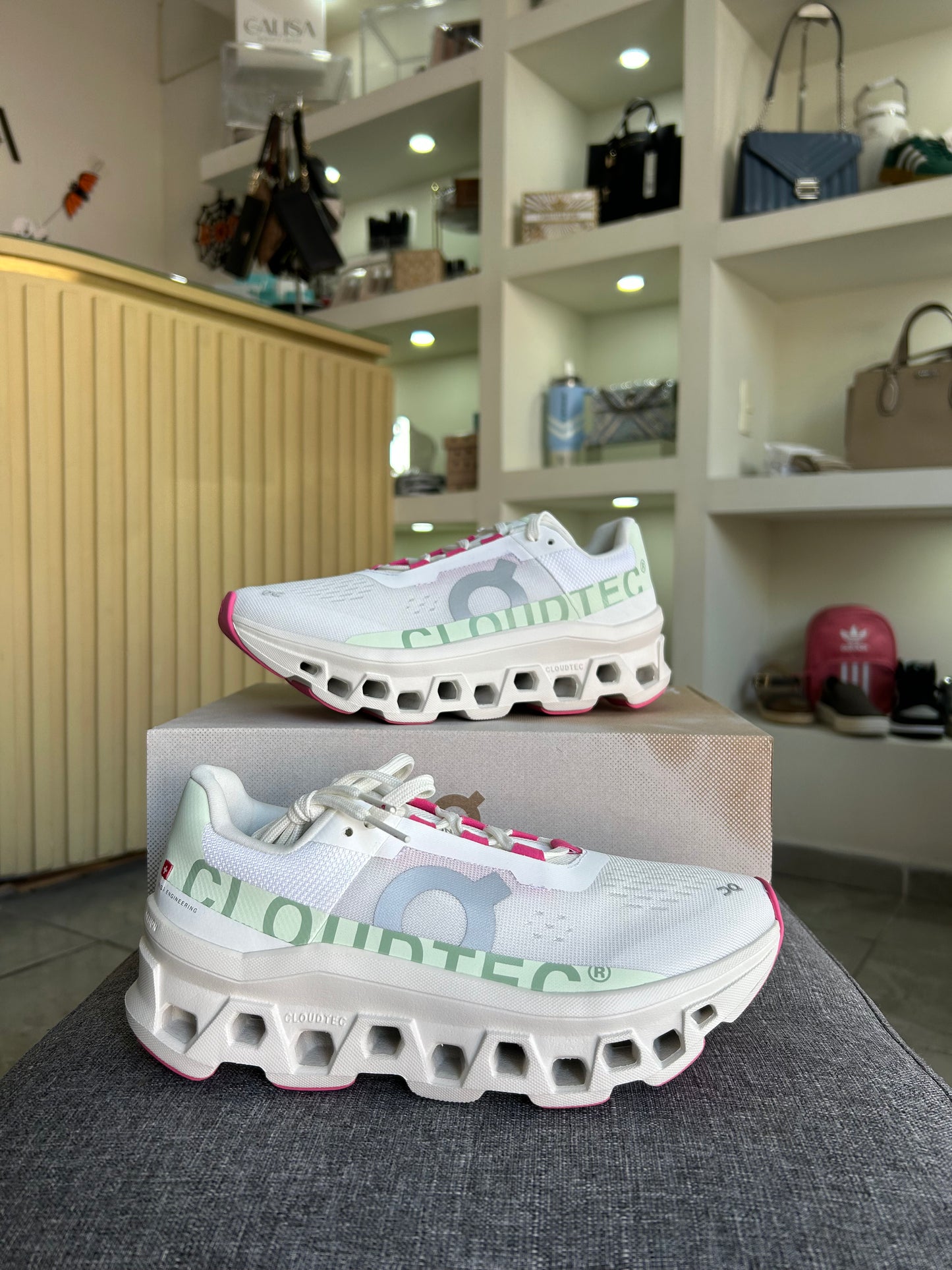 Teni on running blanco con rosa cloudmonster