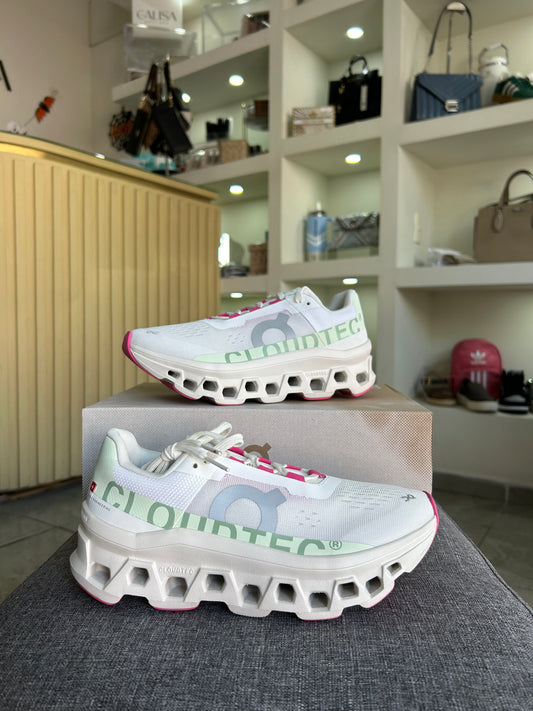 Teni on running blanco con rosa cloudmonster