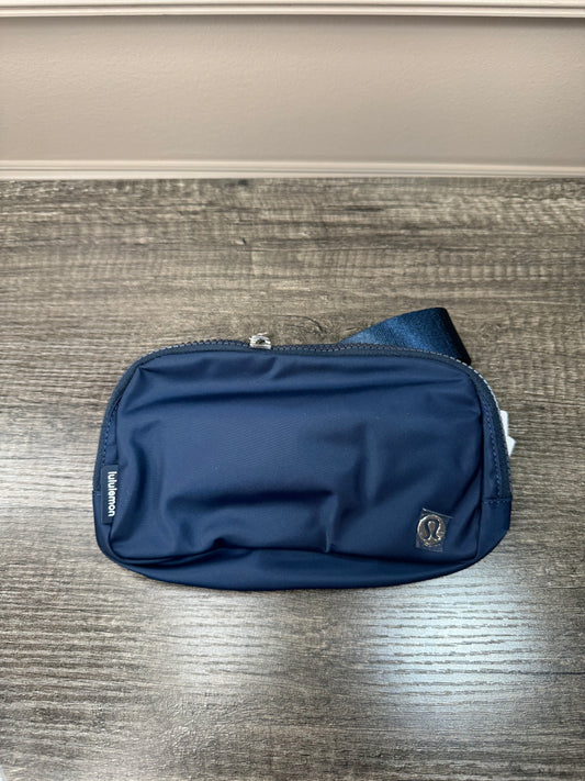 Belt Bag LULULEMON azul marino detalle plata