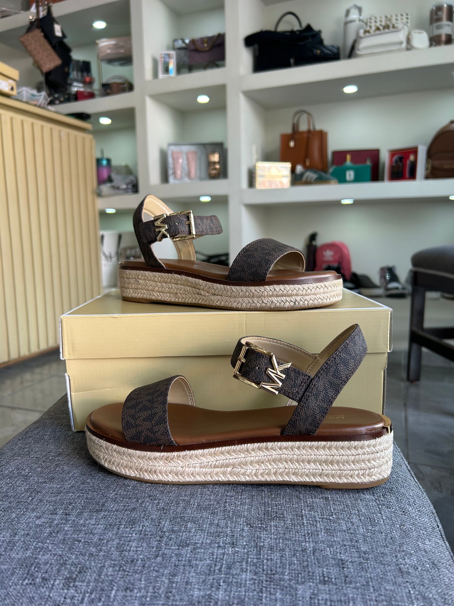 Sandalia Michael Kors cafe estampada