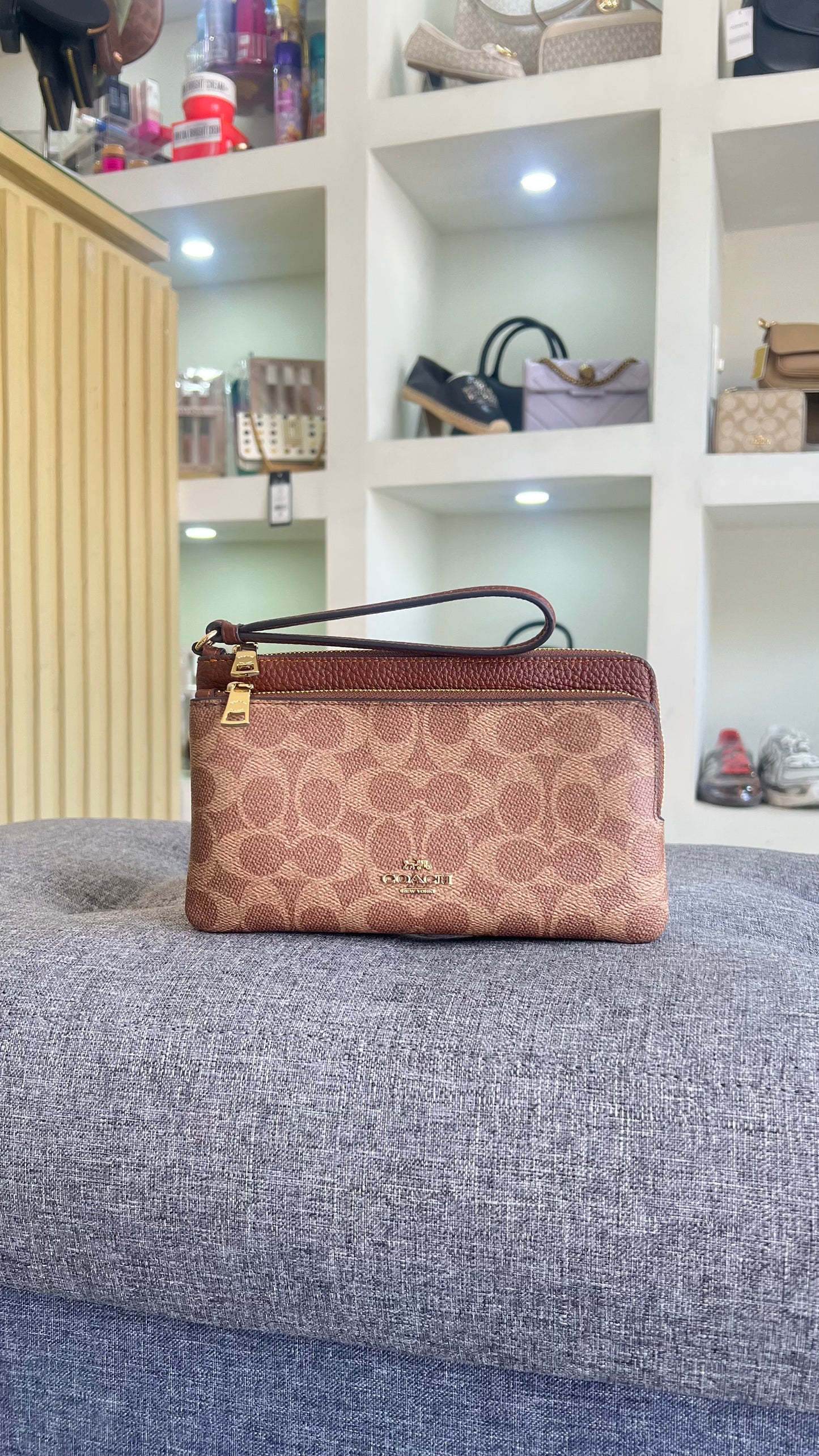 Muñequera Coach grande doble cierre estampada cafe camel