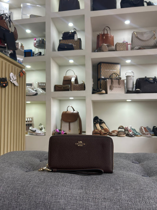 Cartera/muñequera grande Coach cafe maple Lisa