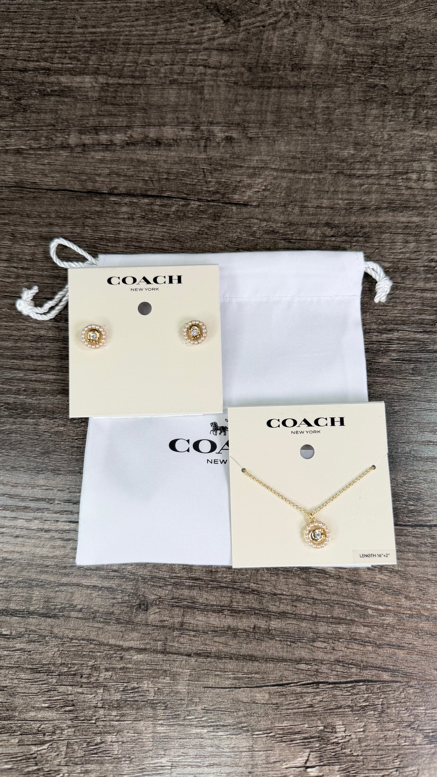 Arete y collar coach dorado perlitas
