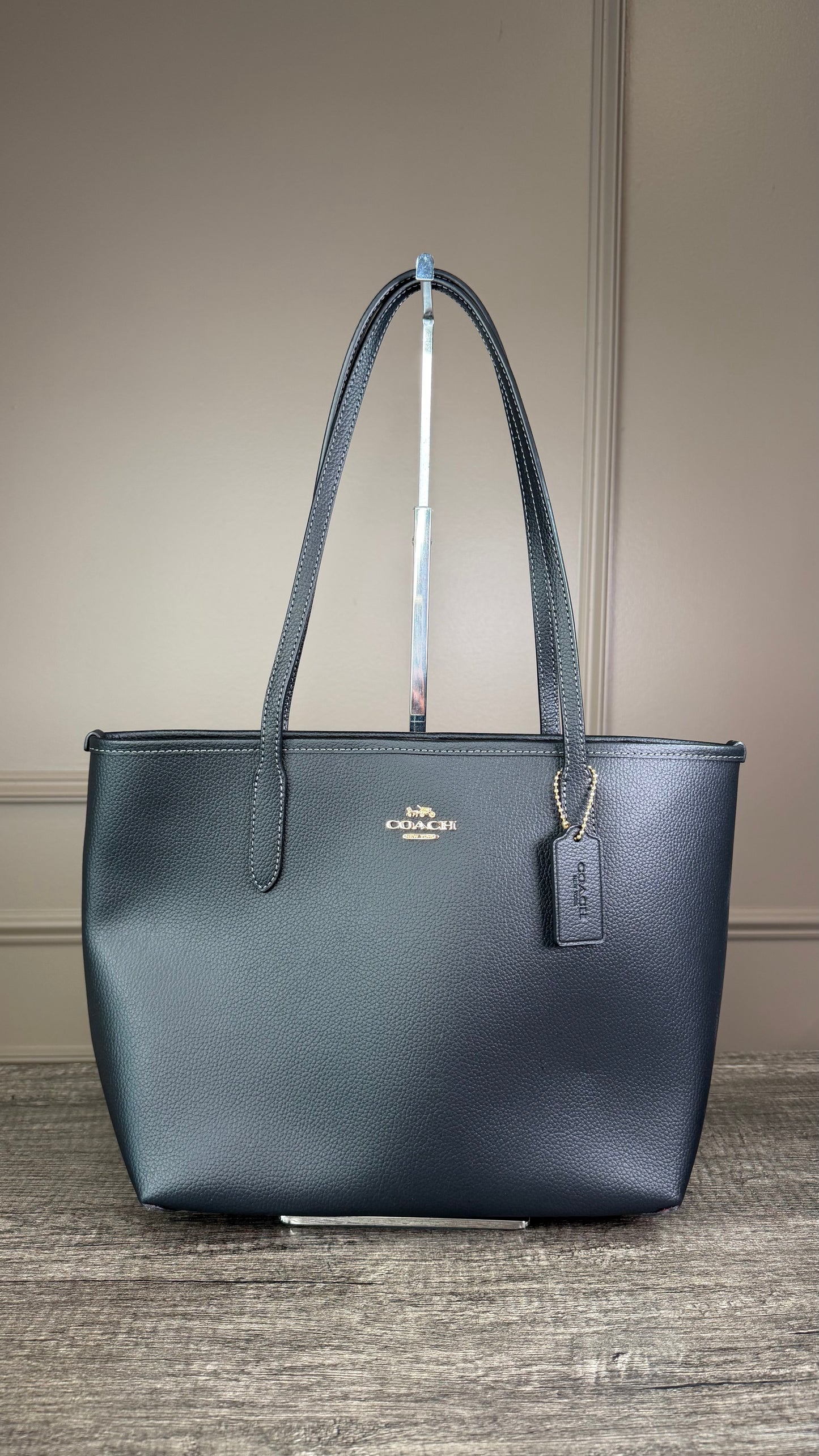 Bolsa Coach negra lisa por dentro roja