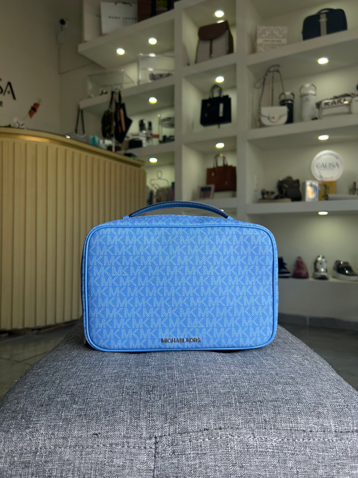 Cosmetiquera michael kors azul estampada