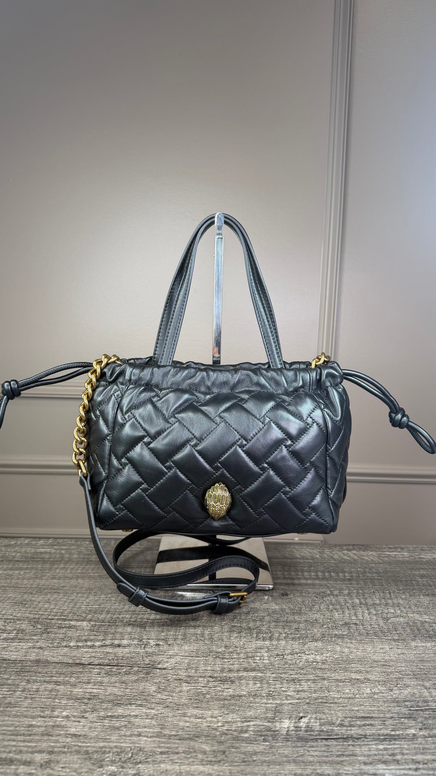 Bolsa Kurt Geiger negra con dorado morral