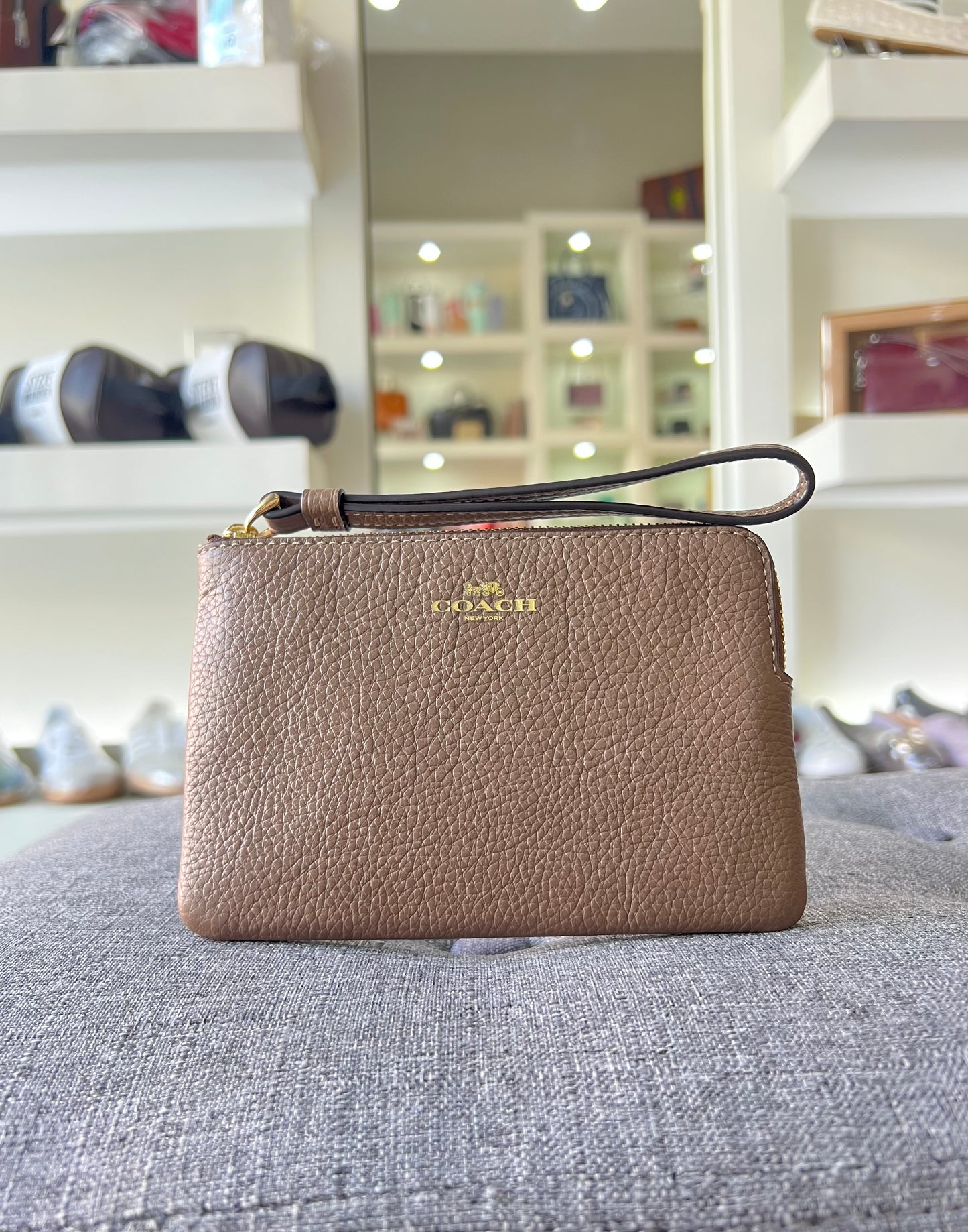 muñequera Coach chica un cierre cafe lisa