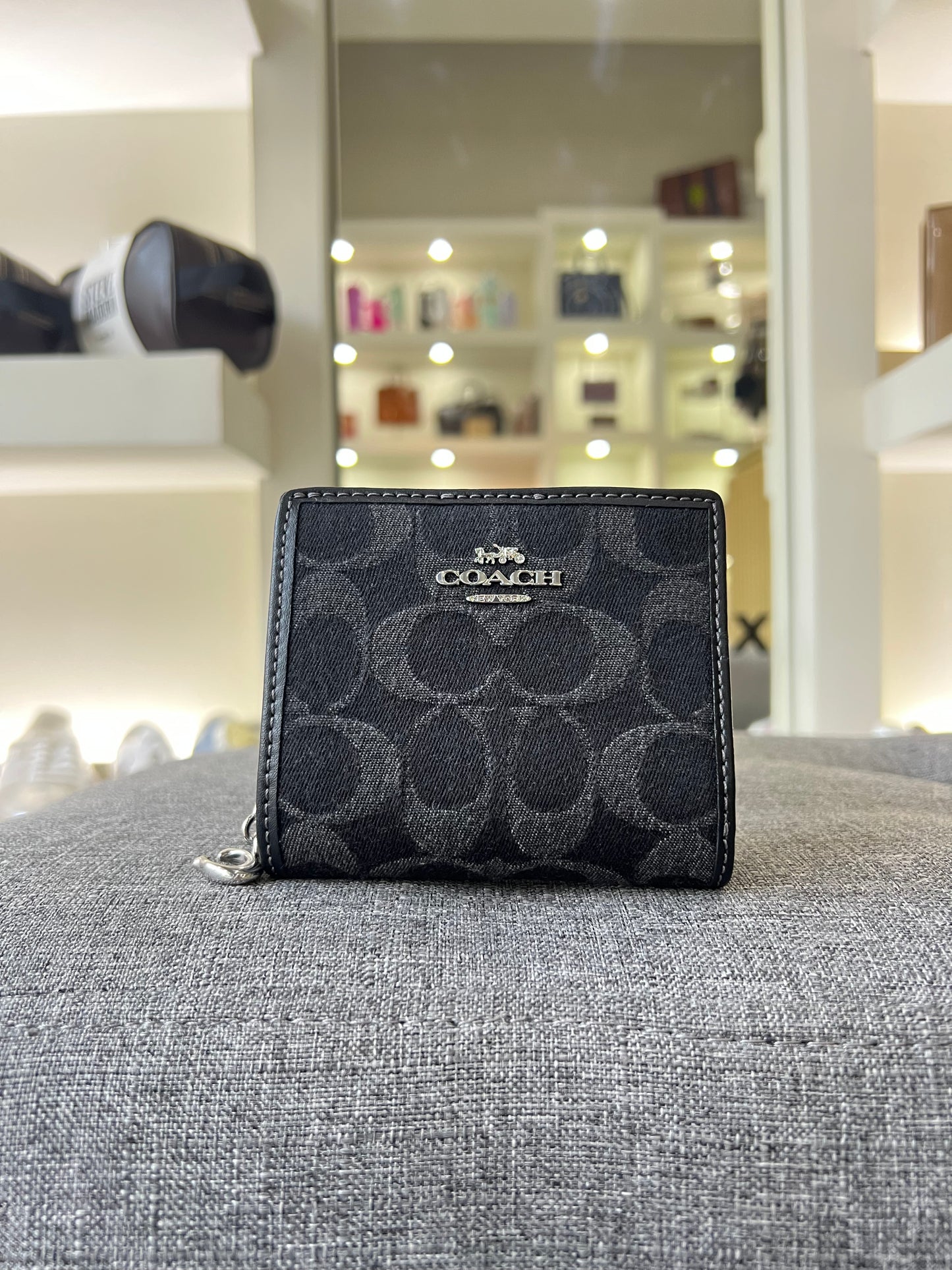 Cartera Coach negra estampada cierre alrededor